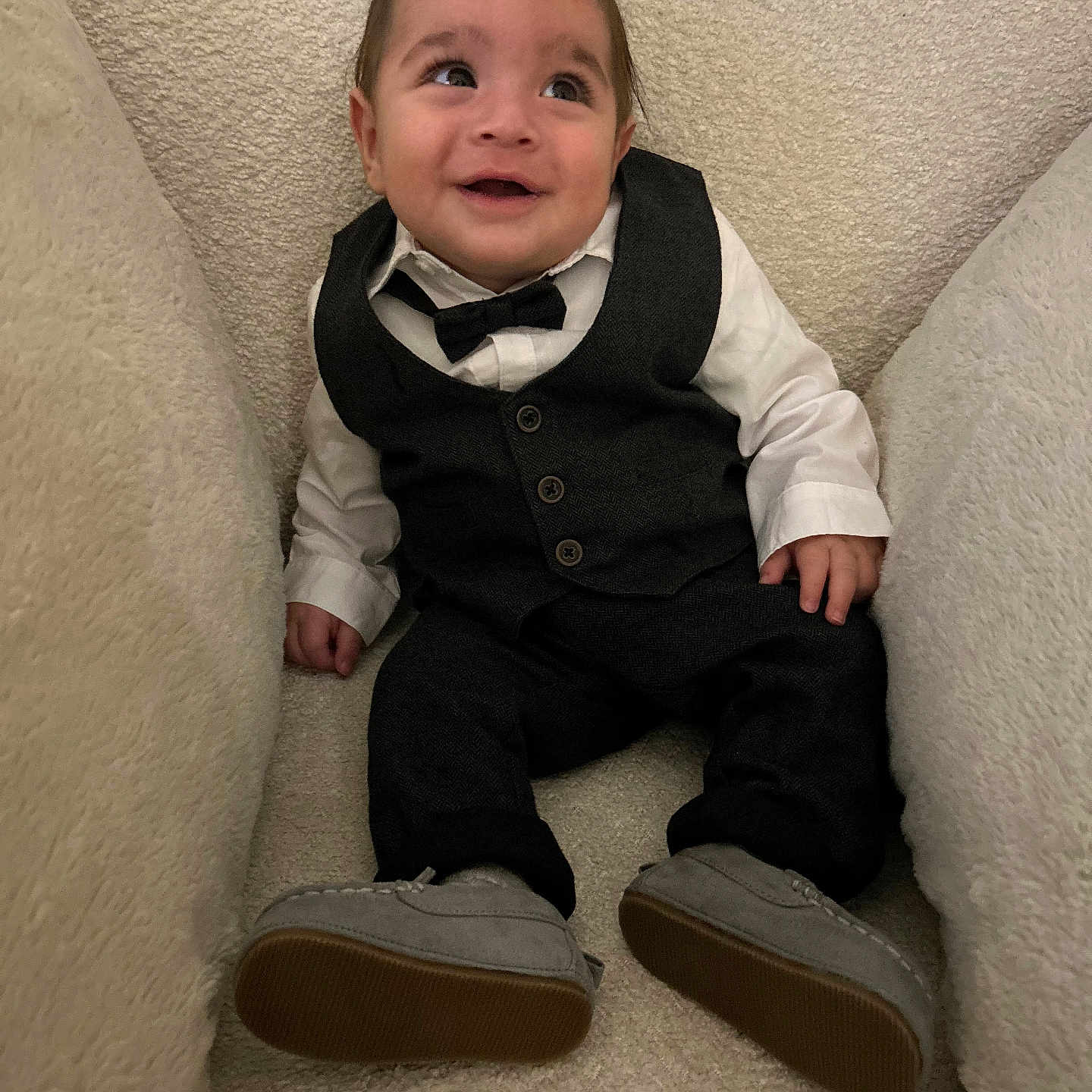 Attila a rejoint le concours — aidez-le/la à gagner de superbes lots ! baby, bow_tie, child, clothing, cushion, cute, footwear, happy, indoor, infant, person, plush, portrait, seated, shoes, small, smiling, suit, tuxedo, young