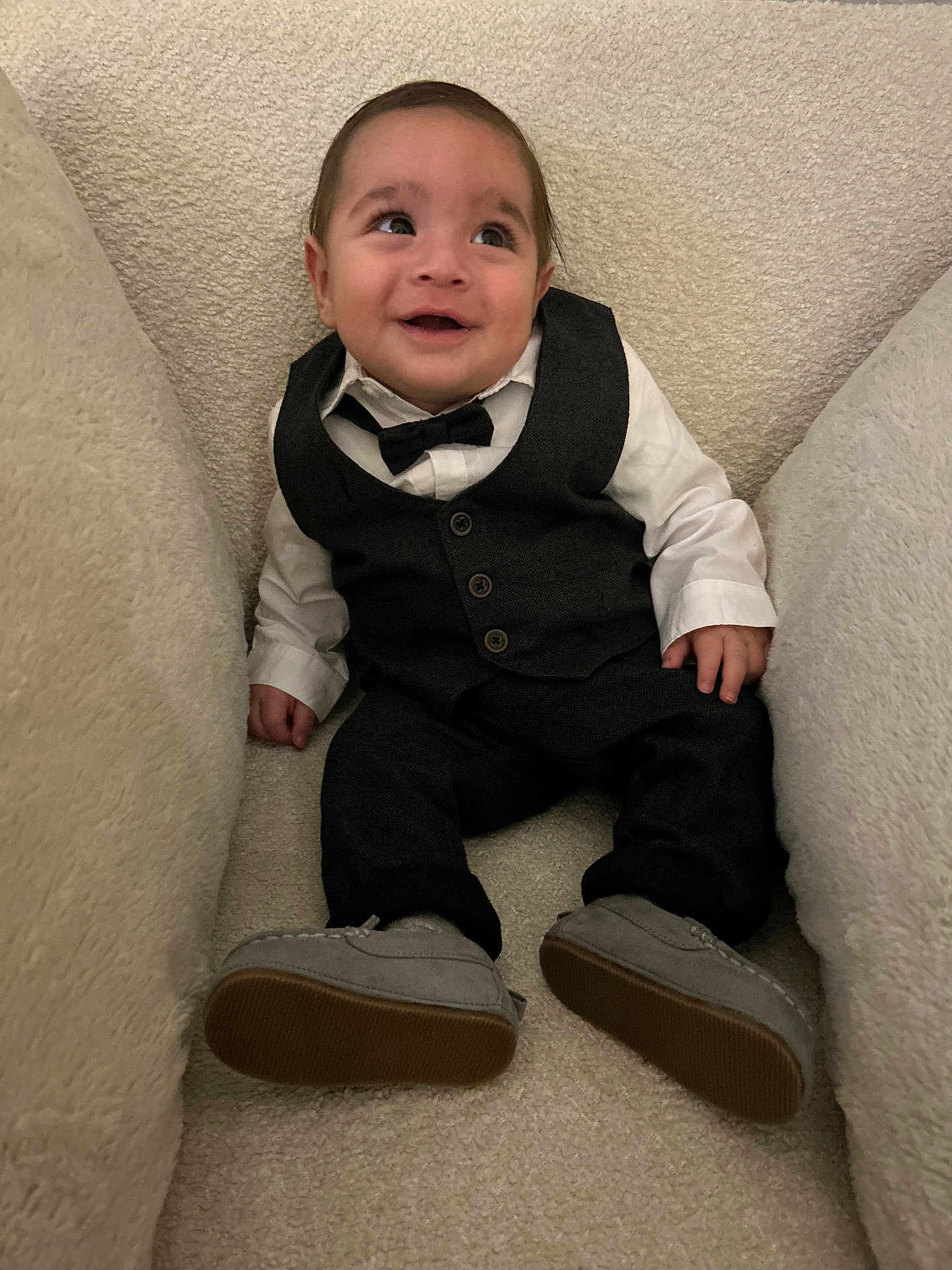 Attila a rejoint le concours — aidez-le/la à gagner de superbes lots ! baby, child, tuxedo, bow_tie, suit, smiling, happy, seated, indoor, cushion, plush, shoes, footwear, portrait, cute, small, young, infant, person, clothing