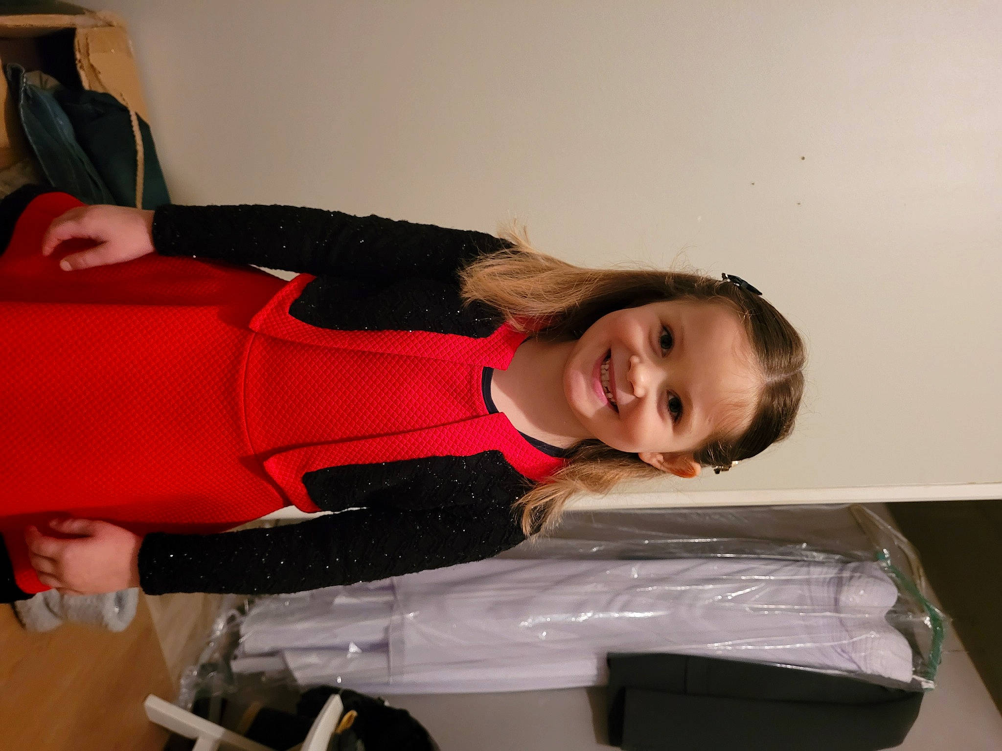 Lison a rejoint le concours — aidez-le/la à gagner de superbes lots ! child, comfort, elbow, fun, happy, human_leg, joy, knee, lap, person, room, sitting, sleeve, smile, thigh, toddler