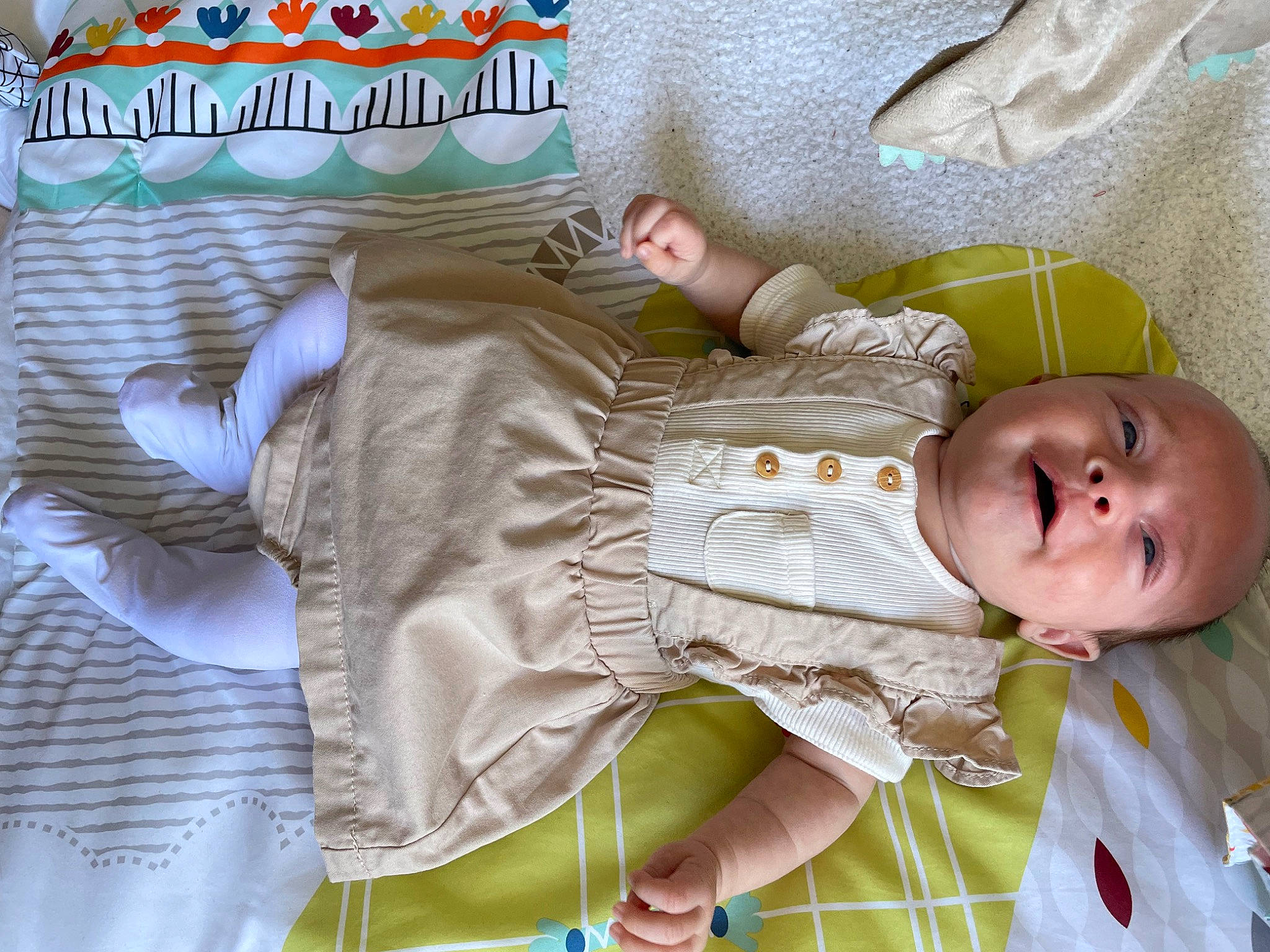 Iris participe au concours pour gagner de l'argent avec cette photo : baby, baby_products, baby_safety, baby_sleeping, baby_toddler_clothing, bedding, bedtime, child, comfort, couch, linens, nap, pattern, person, publication, room, sitting, sleep, sleeve, textile