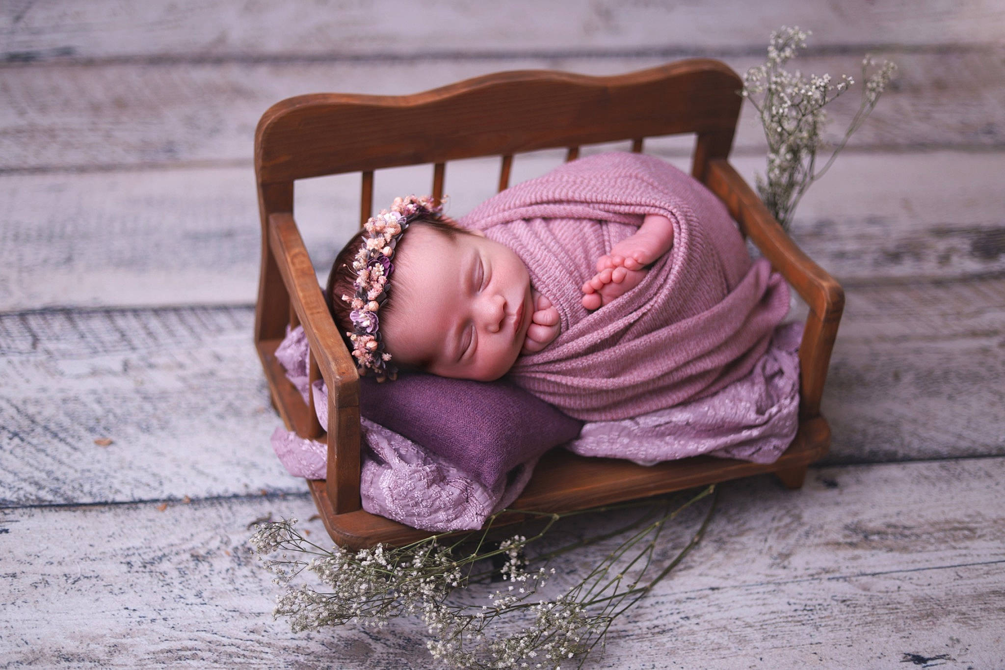 Iris participe au concours pour gagner de l'argent avec cette photo : baby, child, comfort, eye, face, flash_photography, flooring, grass, happy, hardwood, head, linens, magenta, person, plant, purple, textile, tints_and_shades, toddler, tree