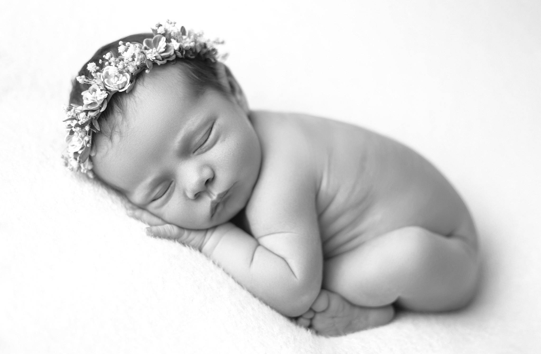 Iris a rejoint le concours — aidez-le/la à gagner de superbes lots ! arm, baby, baby_toddler_clothing, cap, child, chin, comfort, eyebrow, eyelash, finger, flash_photography, gesture, happy, headband, headpiece, iris, monochrome, monochrome_photography, person, skin