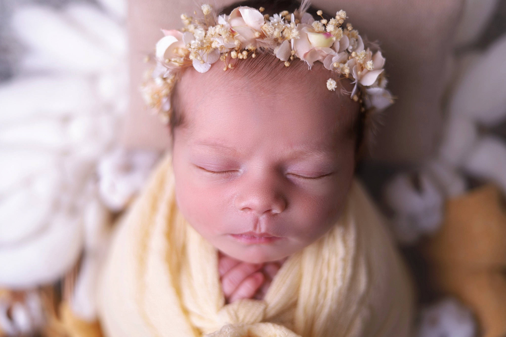 Iris a rejoint le concours — aidez-le/la à gagner de superbes lots ! baby, bridal_accessory, dress, eye, eyebrow, eyelash, flash_photography, hair, happy, head, headband, headgear, headpiece, iris, jewellery, person, petal, pink, skin, tiara