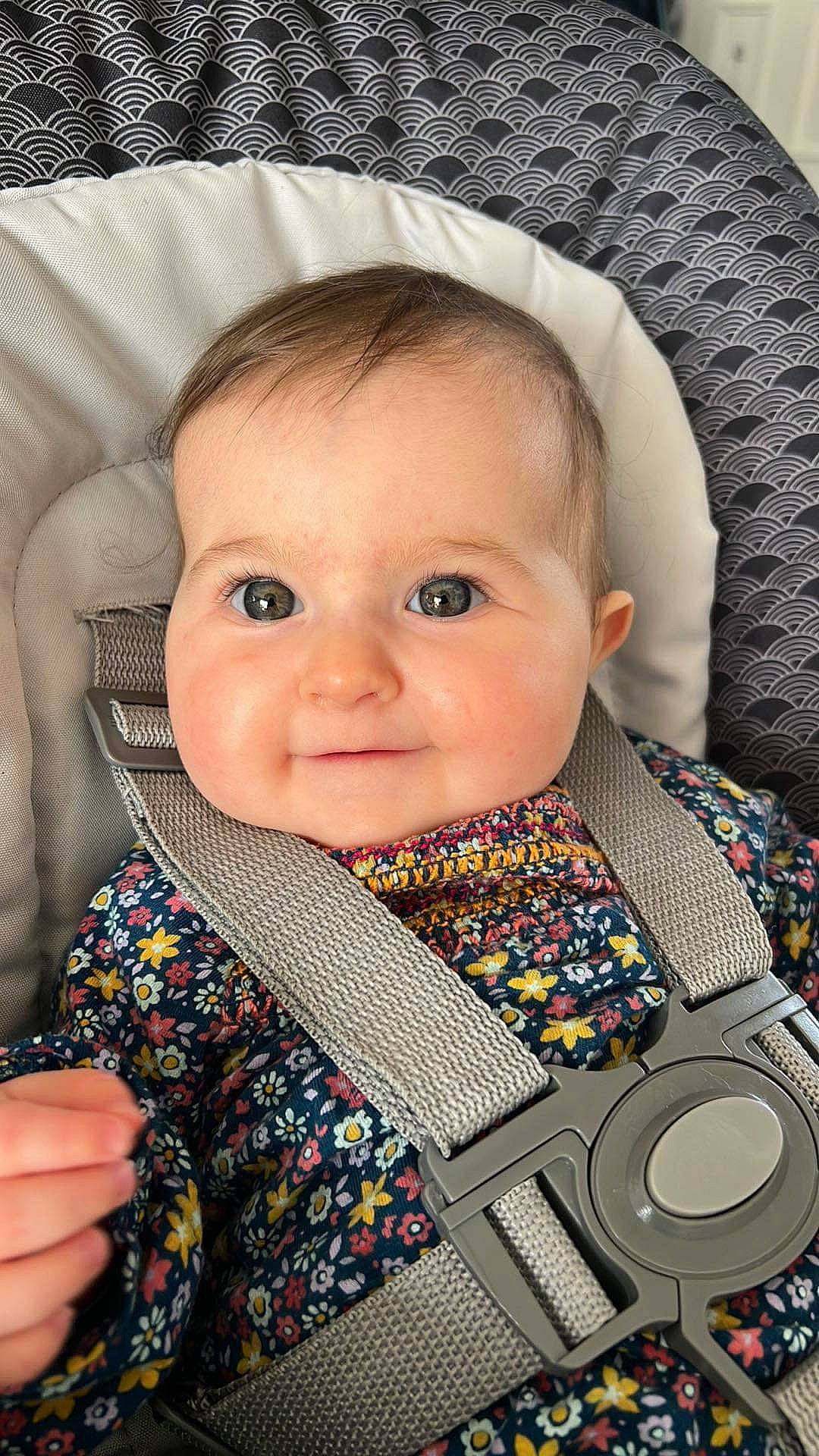 Océane a rejoint le concours — aidez-le/la à gagner de superbes lots ! baby, baby_toddler_clothing, cheek, chin, eye, eyelash, face, facial_expression, finger, head, iris, nose, organ, outerwear, person, photograph, product, skin, sleeve, smile