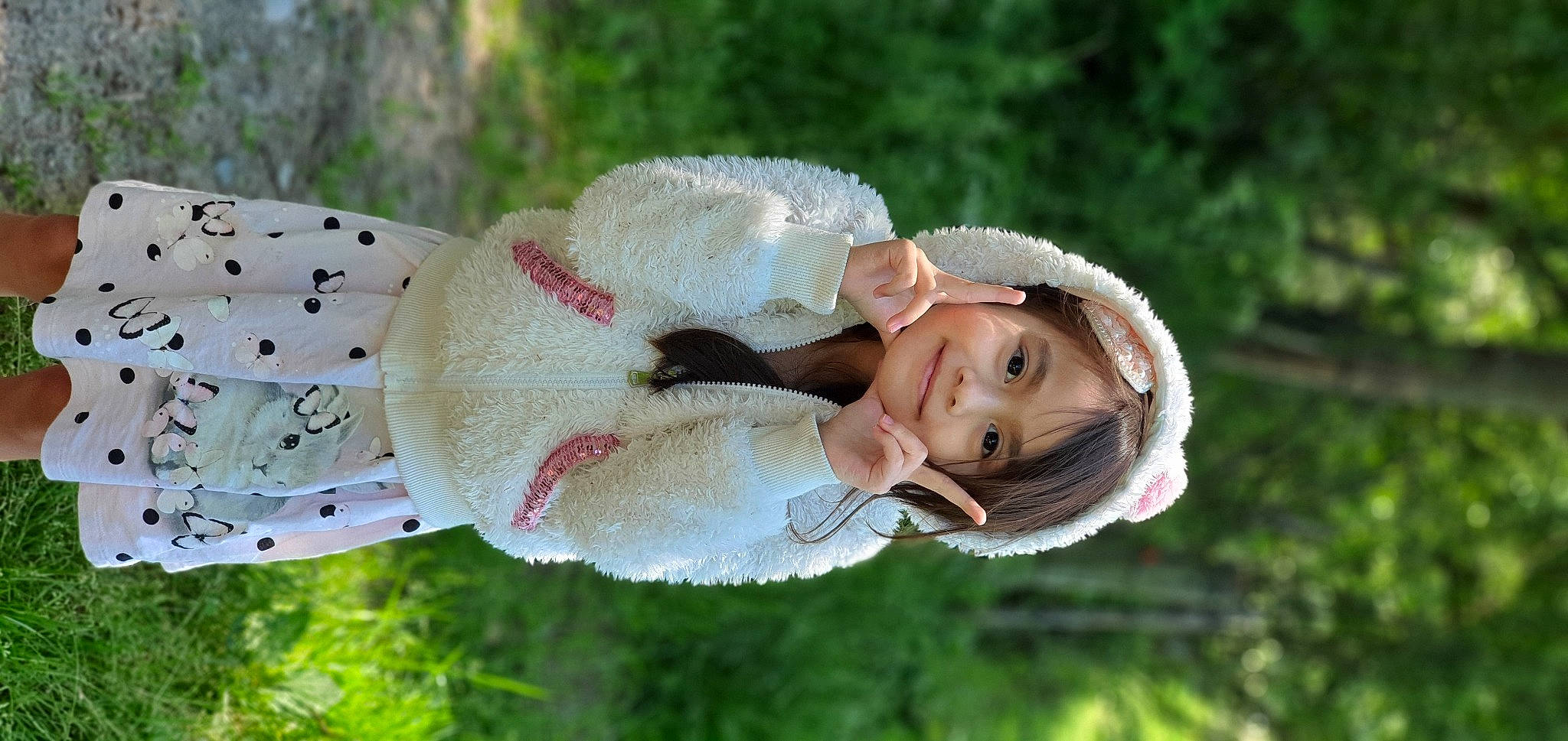 Lana participe au concours pour gagner de l'argent avec cette photo : baby, botany, child, fashion_accessory, flash_photography, fun, fur, grass, happy, hat, headgear, joy, leaf, leisure, lip, mammal, outerwear, people_in_nature, person, plant