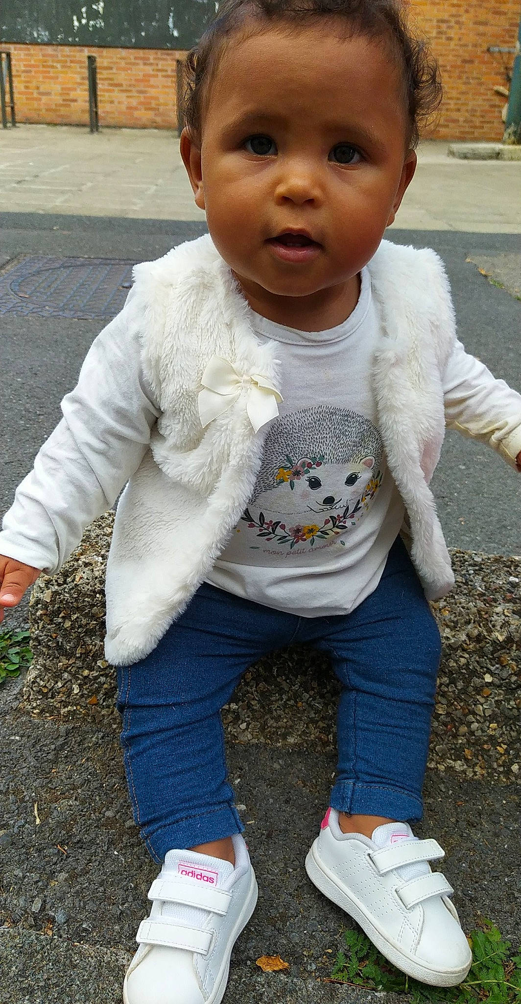 Erina a rejoint le concours — aidez-le/la à gagner de superbes lots ! baby, cheek, child, jacket, jeans, outerwear, person, shoe, sleeve, smile, toddler
