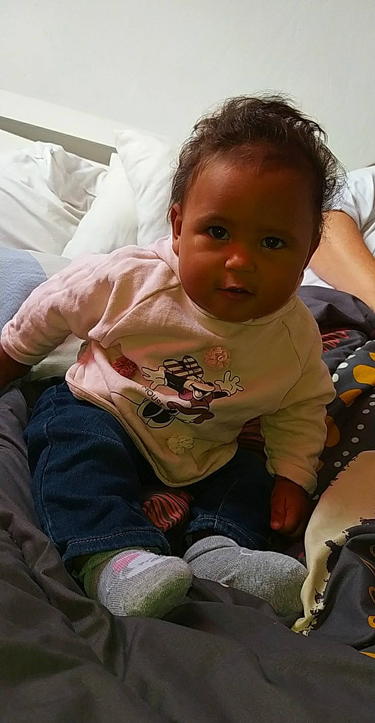 Erina participe au concours pour gagner de l'argent avec cette photo : baby, cheek, child, person, sitting, skin, toddler