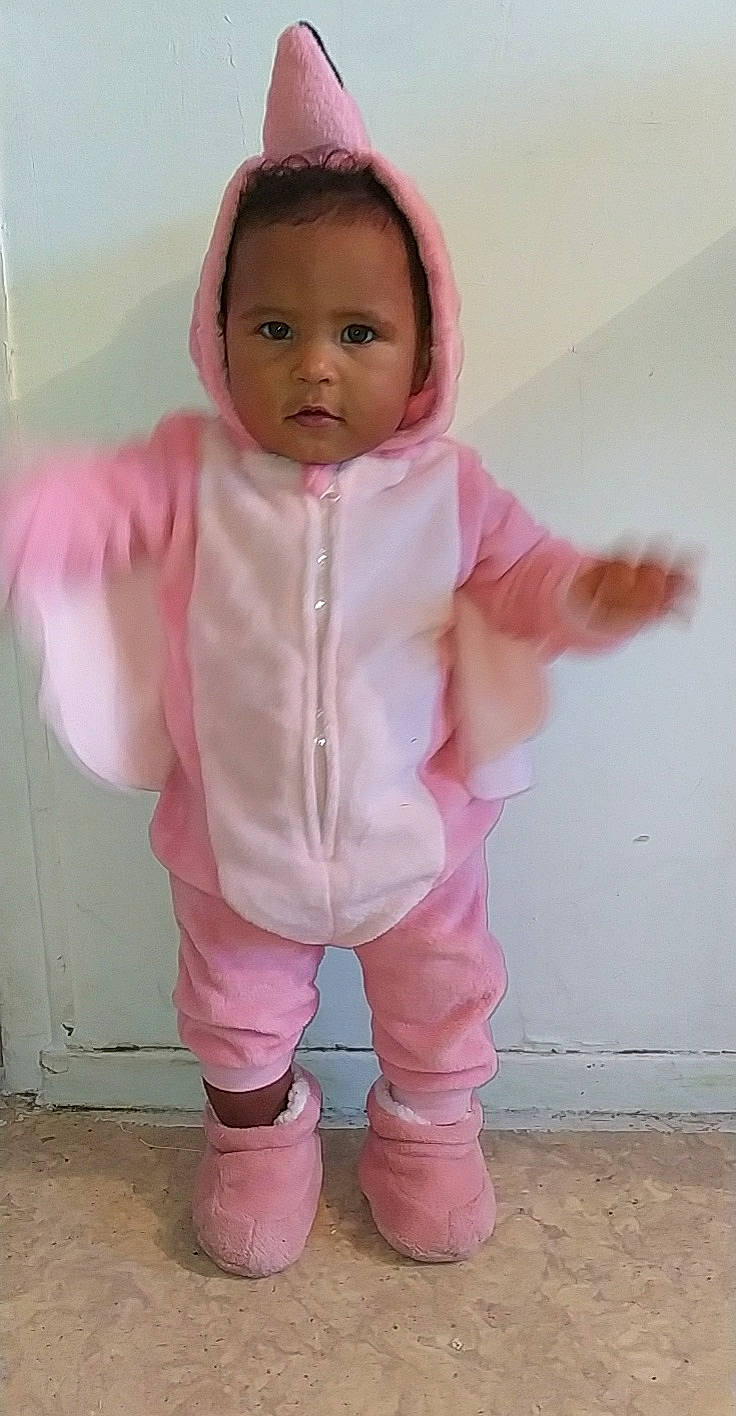 Erina participe au concours pour gagner de l'argent avec cette photo : baby, baby_toddler_clothing, child, clothing, costume, outerwear, person, pink, skin, sleeve, toddler