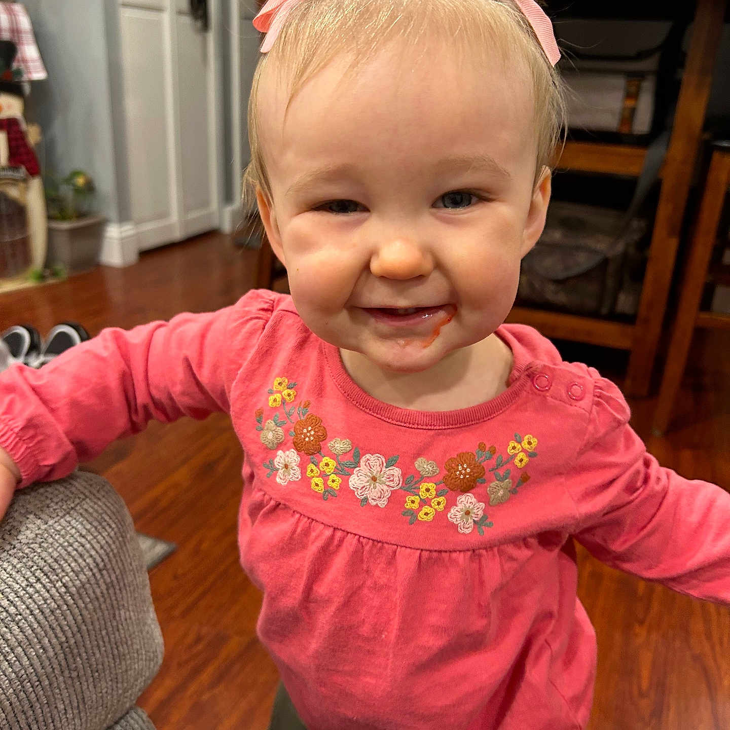 Paisley is registered to the contest to win money with this photo: architecture, baby, building, clothing, couch, face, furniture, happy, hardwood, head, indoors, interiordesign, livingroom, pants, person, photography, portrait, room, smile, wood