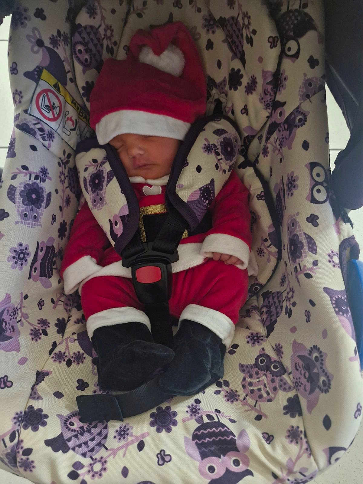 Kayla a rejoint le concours — aidez-le/la à gagner de superbes lots ! baby, car, car_interior, carseat, clothing, coat, cushion, face, furniture, glove, hat, head, homedecor, jacket, person, photography, portrait, purple, transportation, vehicle