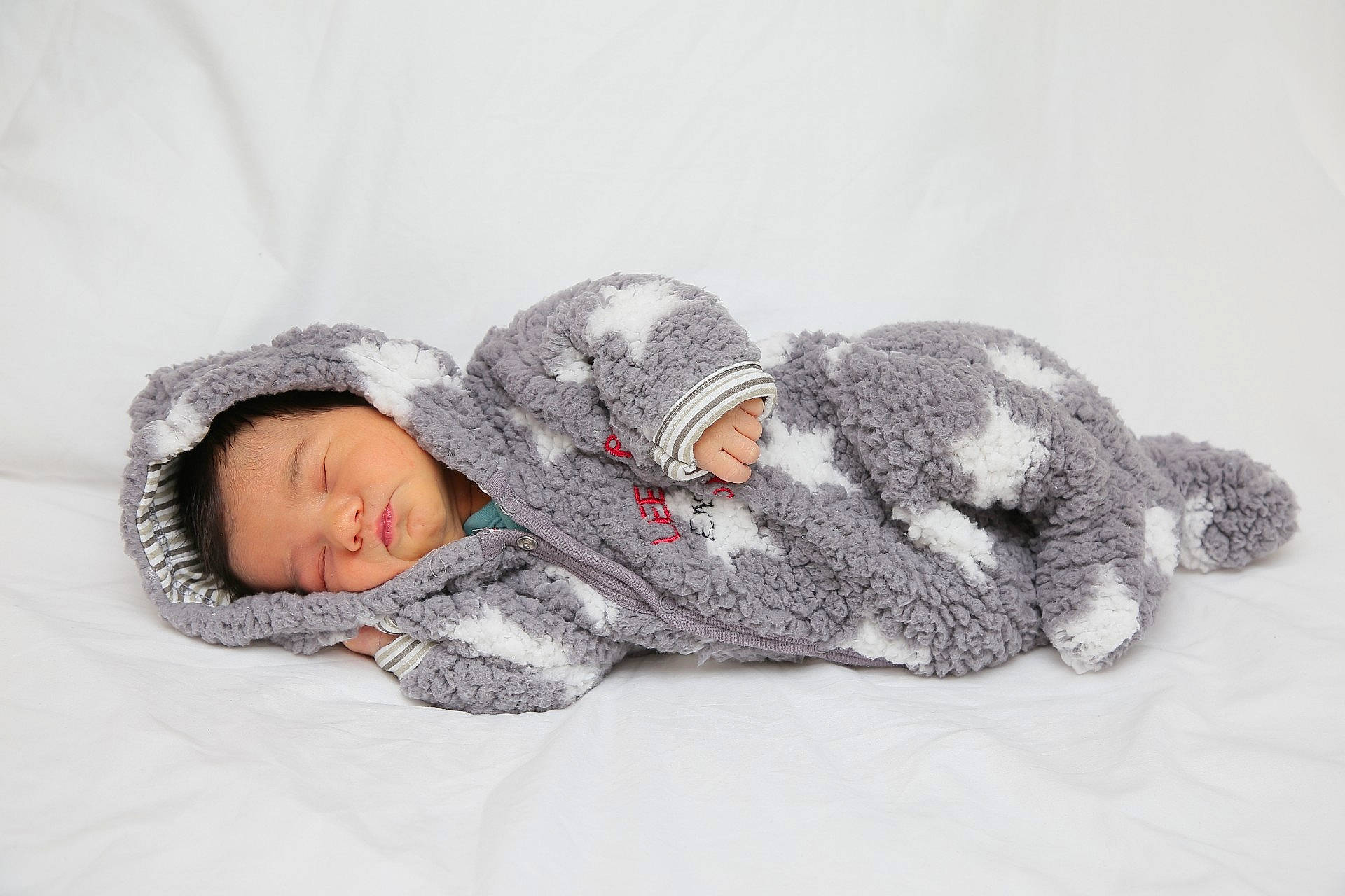 Leo a rejoint le concours — aidez-le/la à gagner de superbes lots ! baby, baby_sleeping, child, comfort, fur, joy, nap, person, sleep, toddler, wool