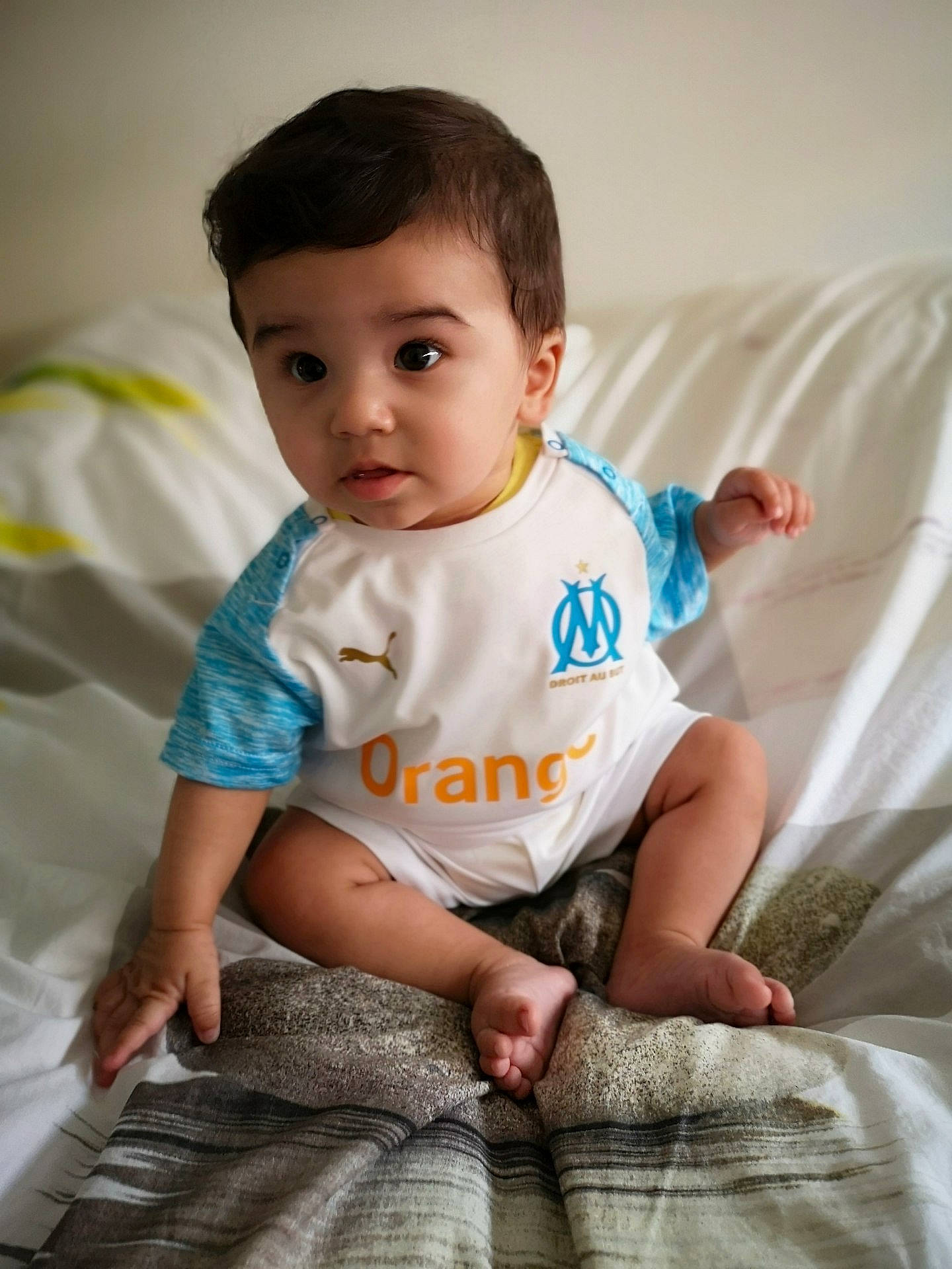 Leo participe au concours pour gagner de l'argent avec cette photo : baby, baby_toddler_clothing, child, child_model, person, photography, sitting, skin, sleeve, toddler