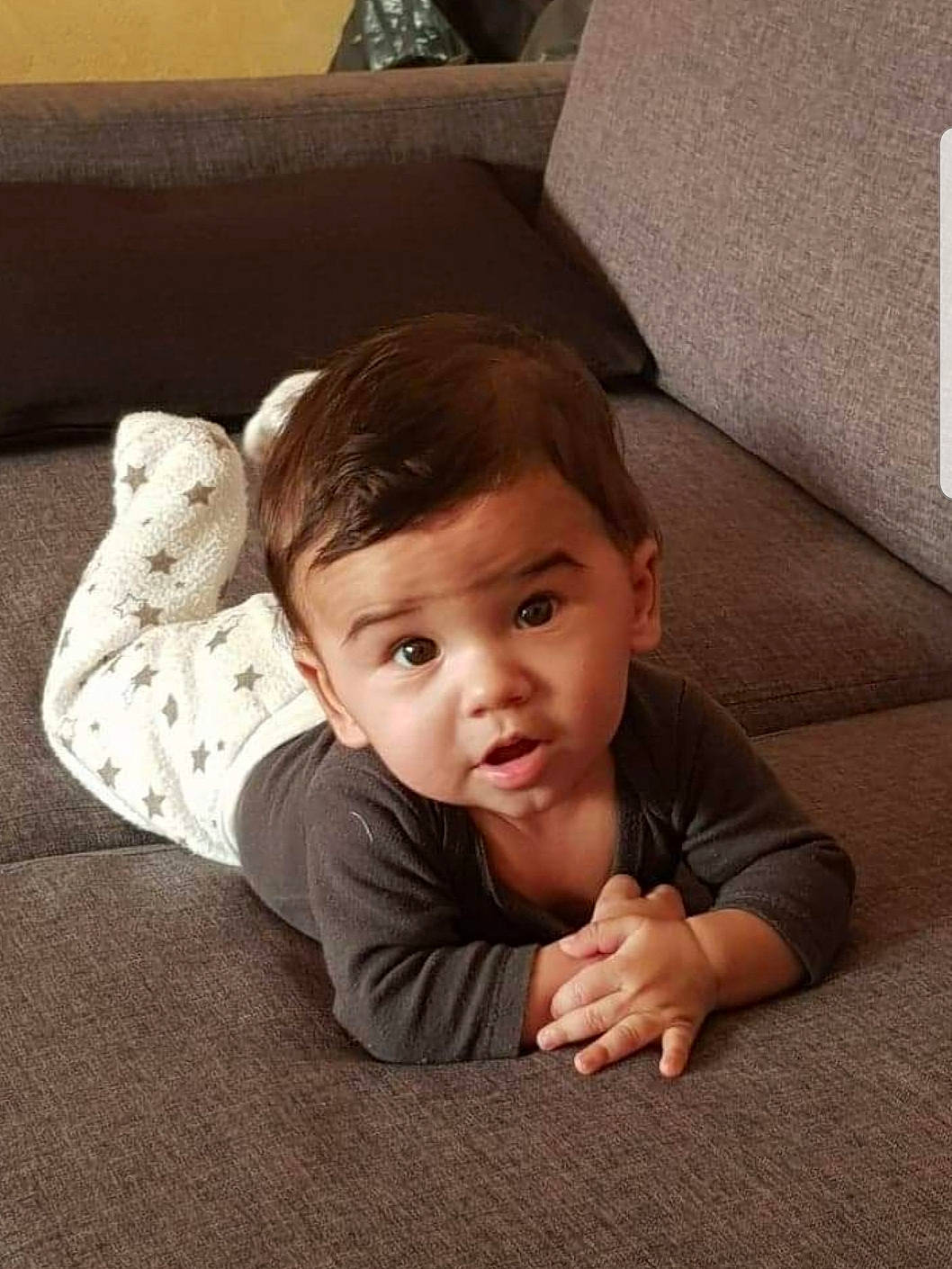 Leo participe au concours pour gagner de l'argent avec cette photo : baby, child, crawling, floor, flooring, head, person, sitting, skin, surprise, toddler, tummy_time, wood