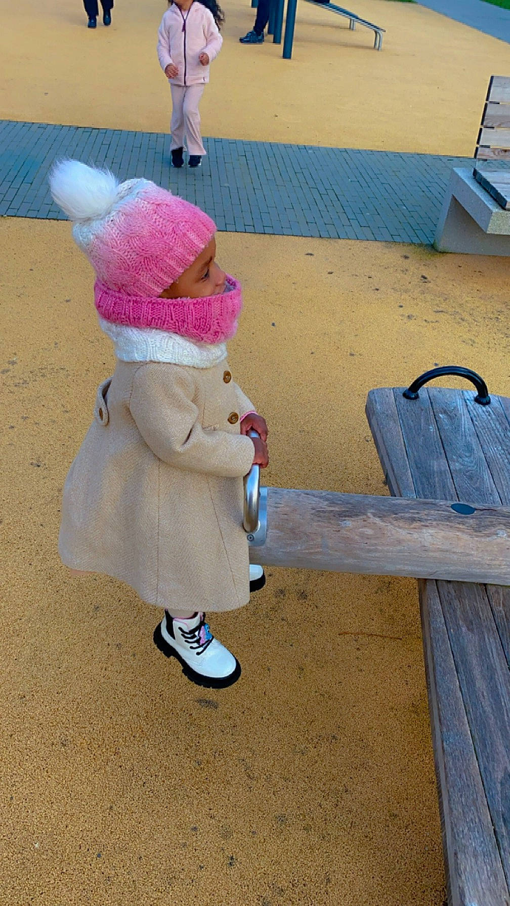 Aïcha participe au concours pour gagner de l'argent avec cette photo : bench, chair, child, fashion_accessory, flooring, fun, fur, grass, hat, headgear, headwear, human_leg, leisure, magenta, outdoor_furniture, person, play, recreation, sandal, sitting