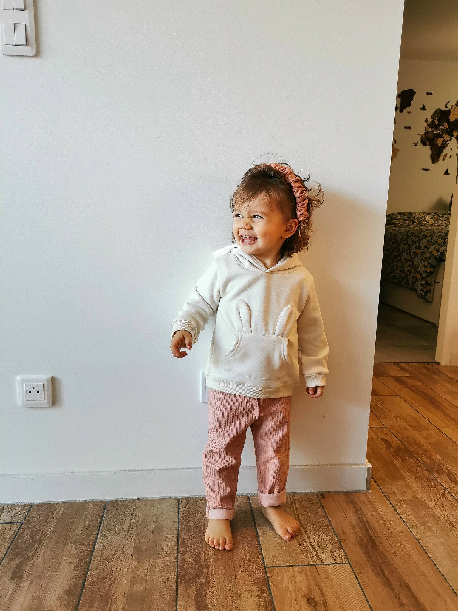 Lyse participe au concours pour gagner de l'argent avec cette photo : baby_toddler_clothing, child, door, floor, flooring, formal_wear, happy, hardwood, laminate_flooring, outerwear, pattern, person, sleeve, smile, suit, toddler, varnish, waist, wood, wood_flooring