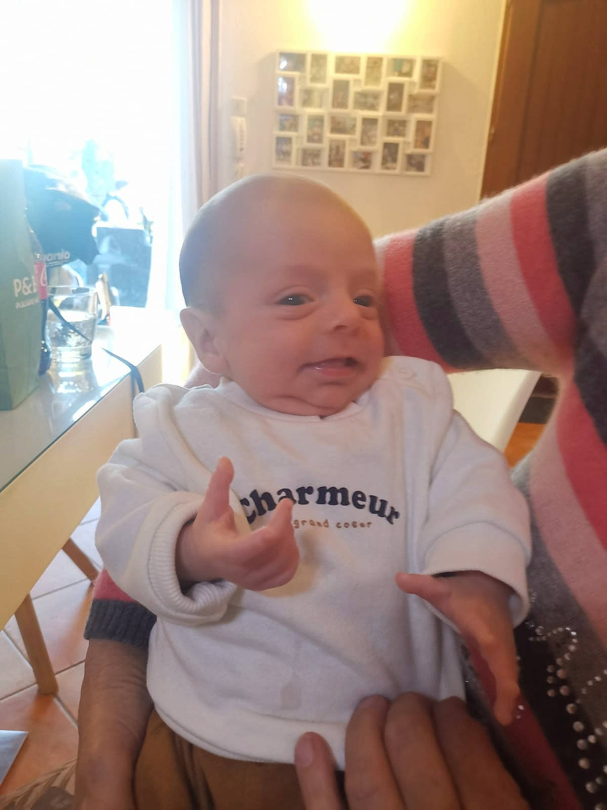 Angel a rejoint le concours — aidez-le/la à gagner de superbes lots ! baby, baby_toddler_clothing, chair, cheek, child, comfort, elbow, finger, foot, fun, happy, person, room, sitting, skin, sleeve, smile, t_shirt, thumb, toddler