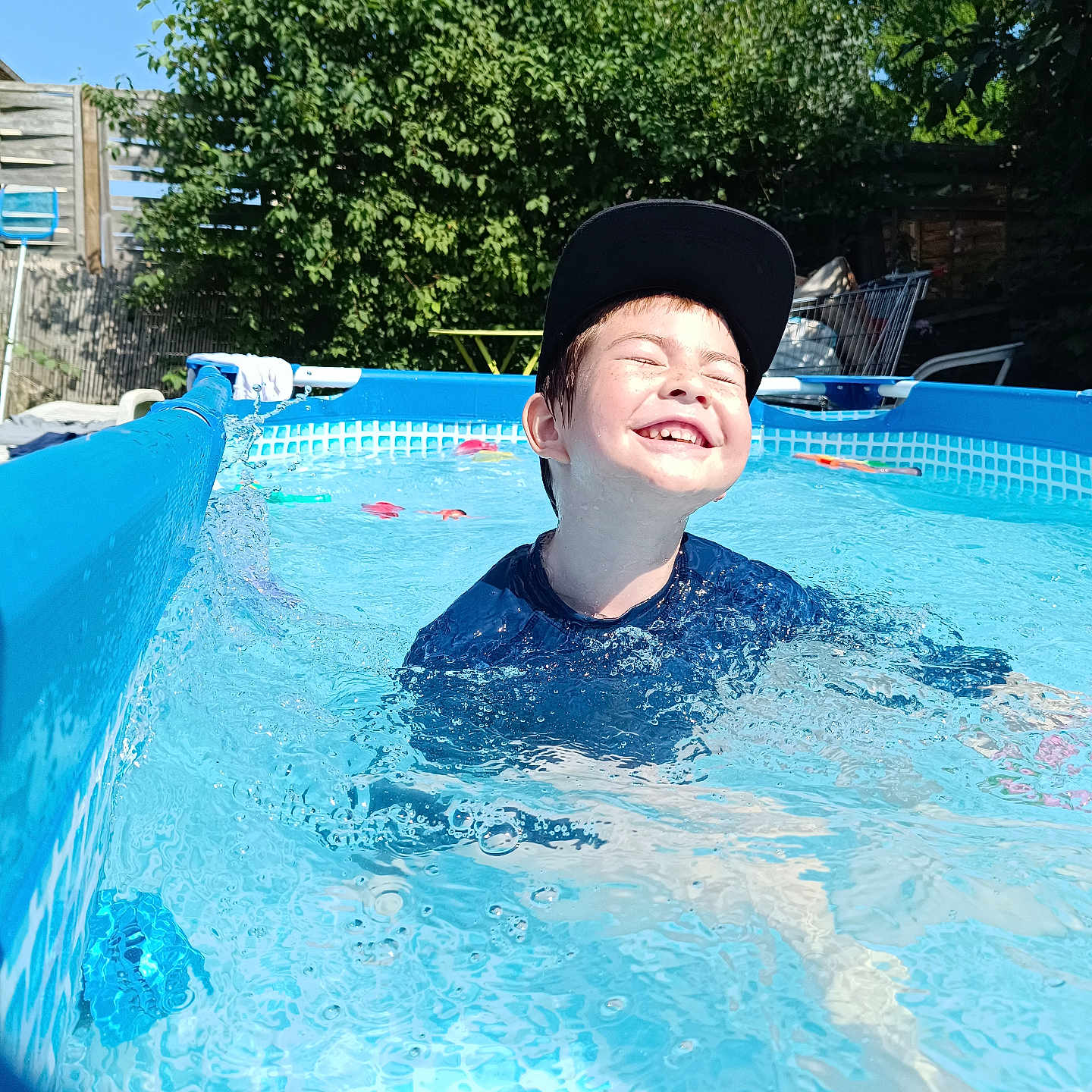 Ariioehau participe au concours pour gagner de l'argent avec cette photo : cap, clothing, face, glove, hat, head, leisureactivities, person, photography, plant, pool, portrait, pottedplant, sport, summer, swimming, swimmingpool, tree, water, watersports