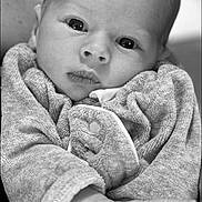 Jude a rejoint le concours — aidez-le/la à gagner de superbes lots ! baby, infant, black_and_white, close_up, blanket, soft_texture, hand, newborn, face, portrait, cute, wrapped, expression, eyes, skin, tiny_hand, cozy, monochrome, newborn_clothing, person