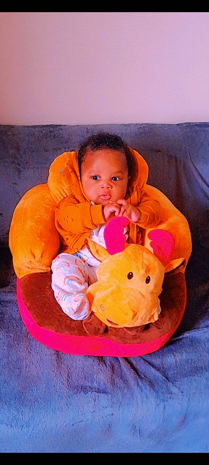 Ryan participe au concours pour gagner de l'argent avec cette photo : baby, baby_toddler_clothing, bag, calabaza, cheek, comfort, doll, gourd, happy, lap, linens, orange, peach, person, pink, plush, pumpkin, stuffed_toy, teddy_bear, toddler