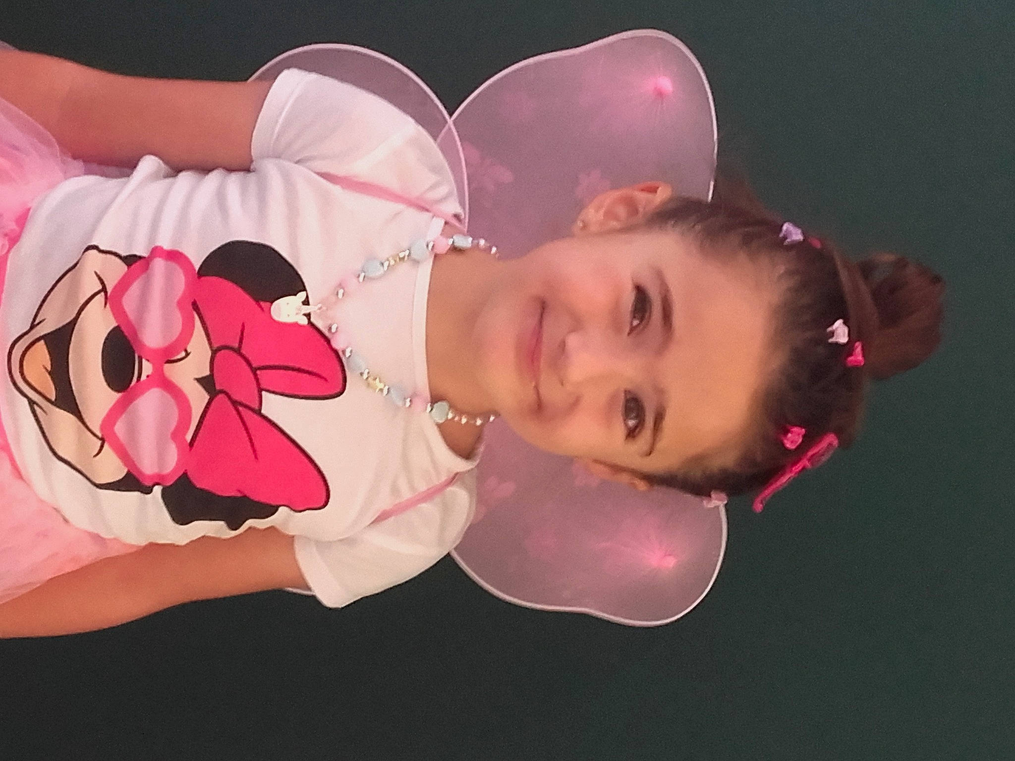 Maëlys participe au concours pour gagner de l'argent avec cette photo : baby_toddler_clothing, carmine, child, flash_photography, fun, happy, headgear, human_leg, joy, magenta, person, petal, pink, plant, rose, smile, sweetness, thigh, toddler