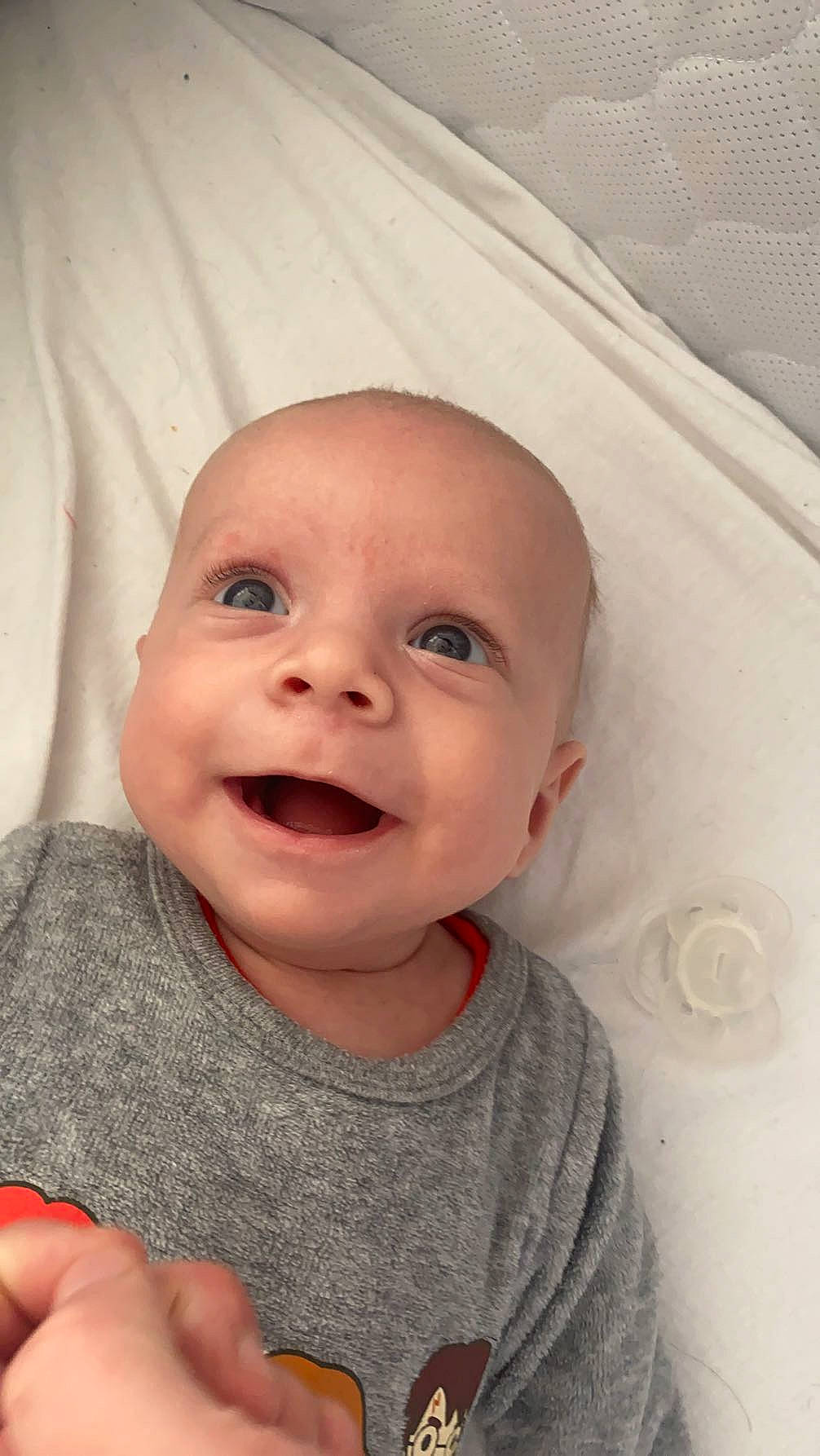 Hélias participe au concours pour gagner de l'argent avec cette photo : baby, baby_toddler_clothing, cheek, chin, comfort, eye, eyebrow, gesture, happy, head, human_body, iris, lip, mouth, nose, person, skin, sleeve, smile, textile