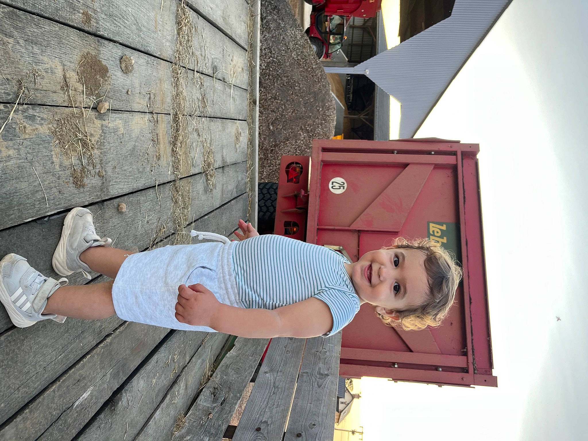 Samuel participe au concours pour gagner de l'argent avec cette photo : child, cobblestone, concrete, elbow, flooring, fun, happy, human_leg, joy, leisure, person, road_surface, sandal, shorts, sidewalk, sitting, street, t_shirt, thigh, vacation