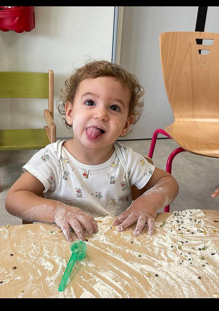 Samuel participe au concours pour gagner de l'argent avec cette photo : baby_toddler_clothing, beauty, chair, child, dress, floor, flooring, fun, hairstyle, happy, hardwood, lamp, people, person, photograph, room, sitting, snapshot, table, toddler