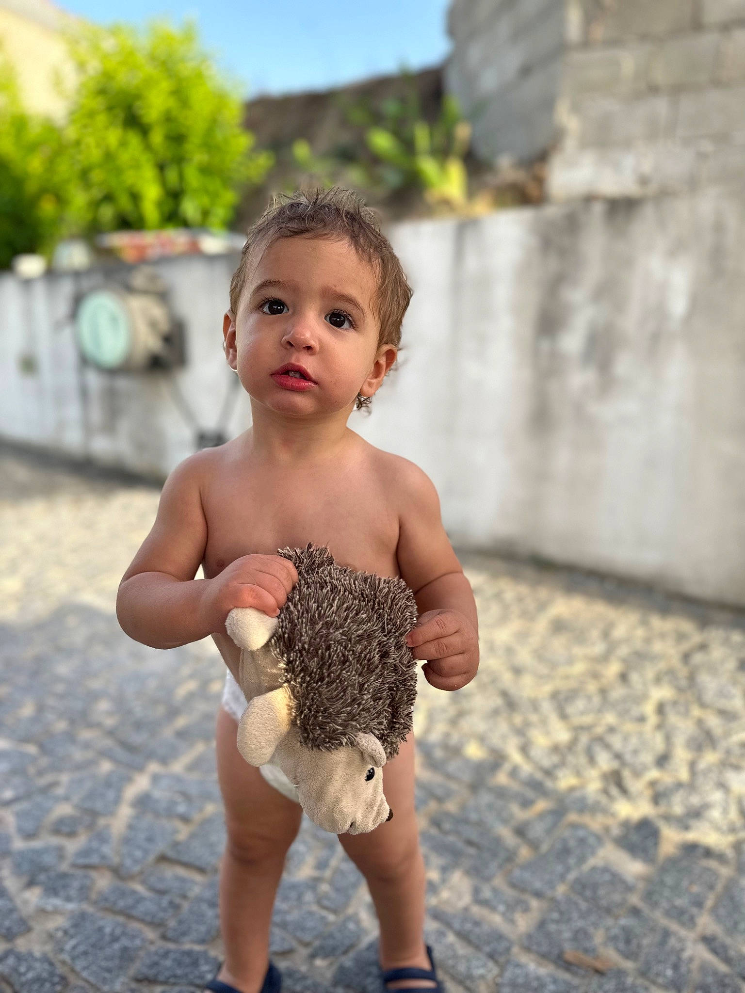 Samuel a rejoint le concours — aidez-le/la à gagner de superbes lots ! abdomen, chest, child, eye, finger, flash_photography, fun, gesture, grass, hand, happy, human_leg, leisure, people_in_nature, person, sky, thigh, toddler, tree, trunk