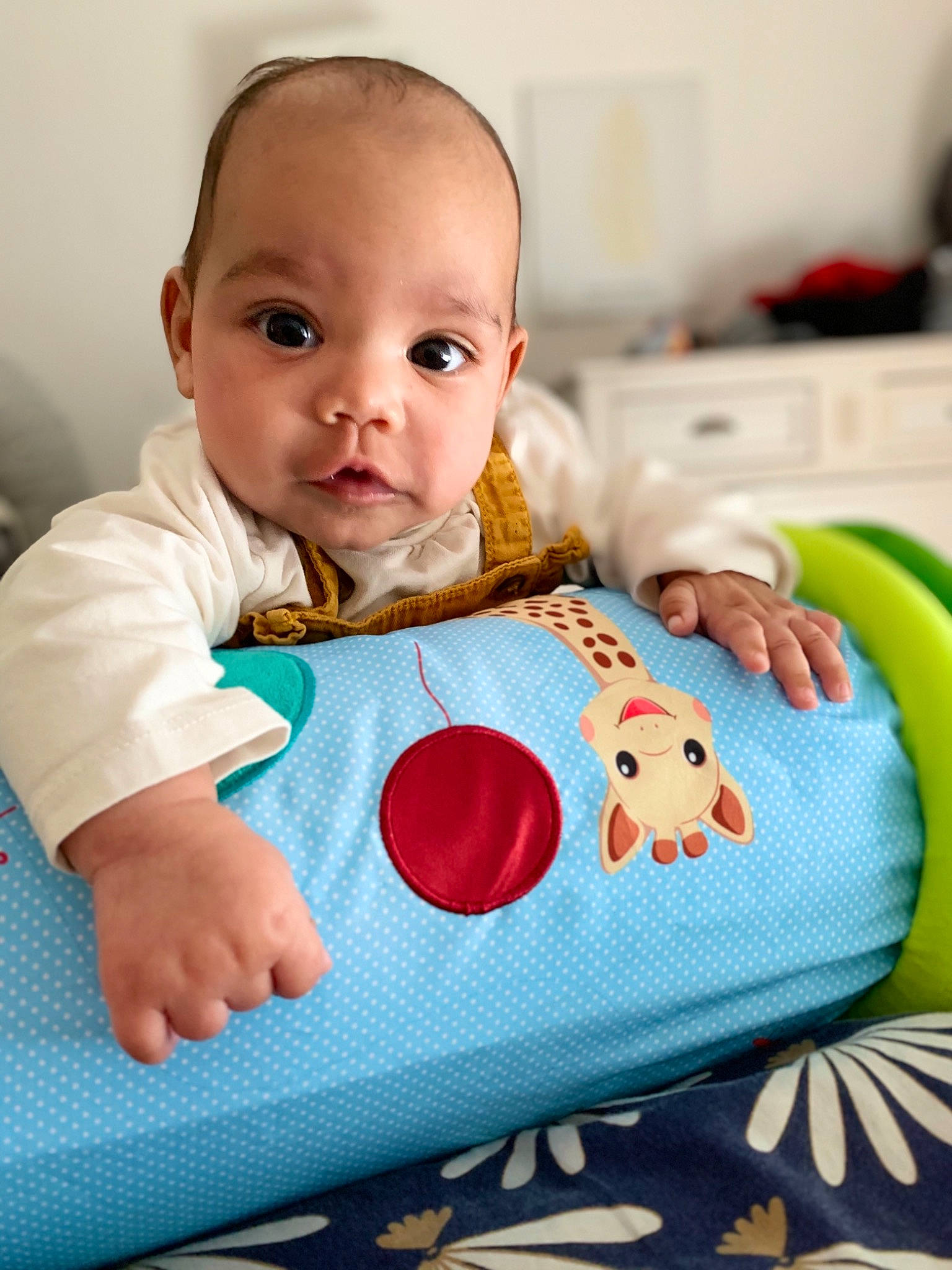 Janelle a rejoint le concours — aidez-le/la à gagner de superbes lots ! arm, baby, baby_playing_with_toys, baby_products, baby_safety, baby_sleeping, baby_toddler_clothing, cheek, child, comfort, facial_expression, finger, happy, linens, pattern, person, sitting, skin, sleeve, t_shirt