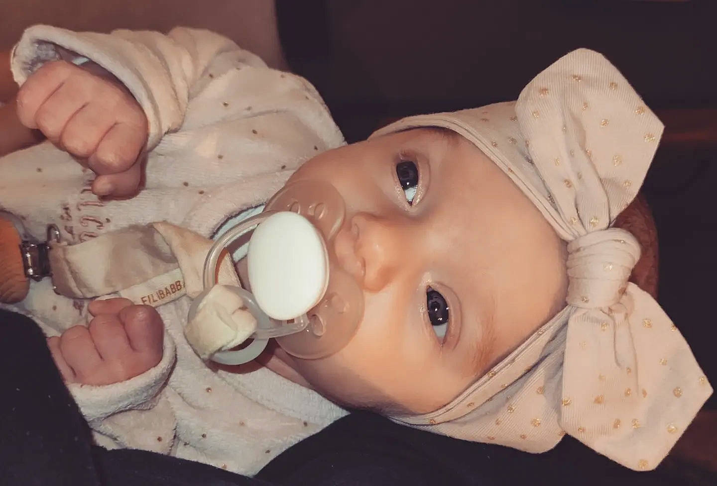 Liv a rejoint le concours — aidez-le/la à gagner de superbes lots ! baby, baby_bottle, baby_products, baby_toddler_clothing, cheek, child, comfort, comfort_food, drinking, drinkware, eyelash, headgear, headwear, helmet, lip, mouth, nail, nose, person, skin