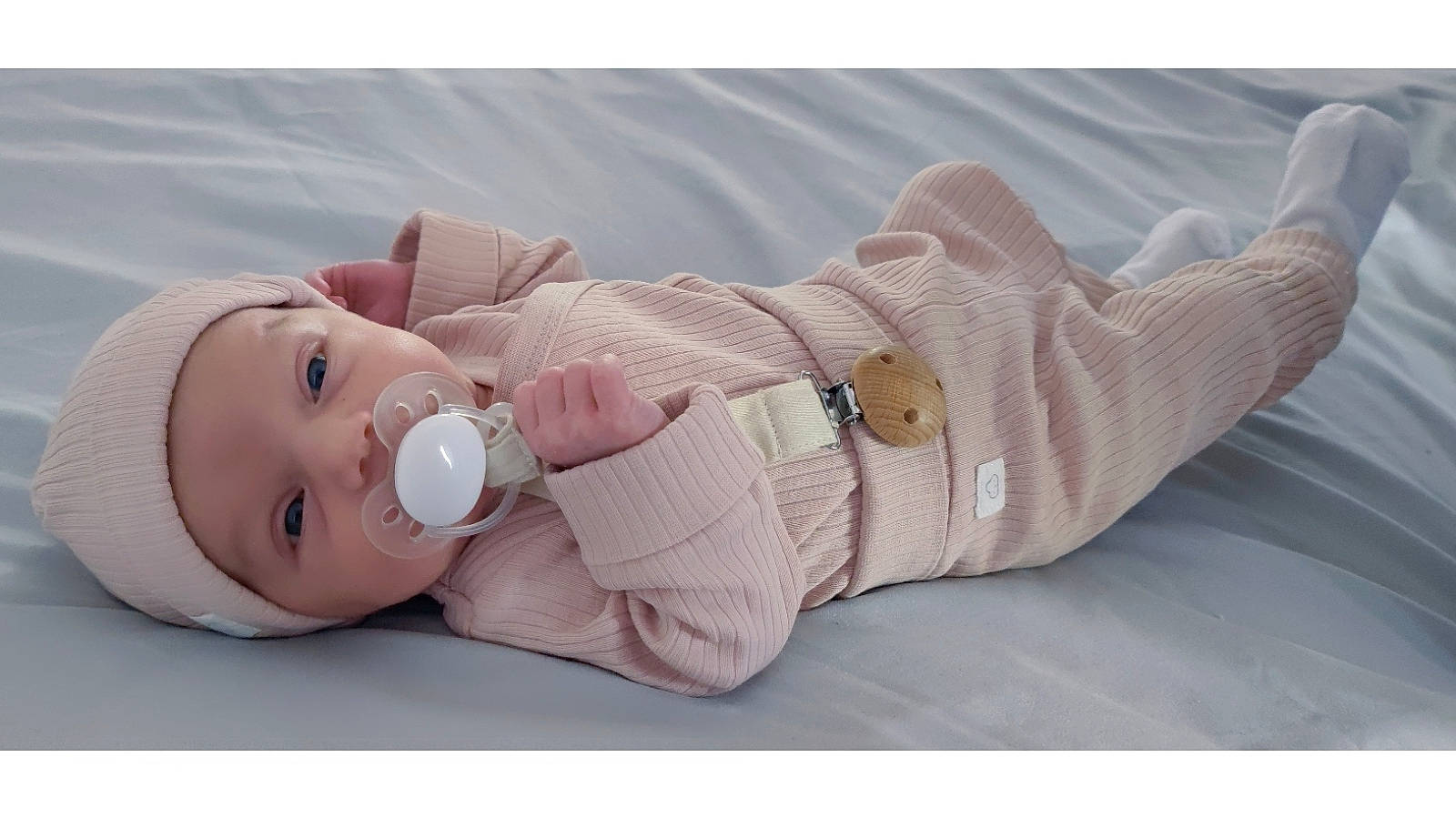 Liv a rejoint le concours — aidez-le/la à gagner de superbes lots ! baby, baby_products, baby_toddler_clothing, bottle, child, comfort, drinkware, eyelash, fashion_accessory, headwear, linens, nail, pattern, peach, person, personal_protective_equipment, pink, plastic, skin, sleeve