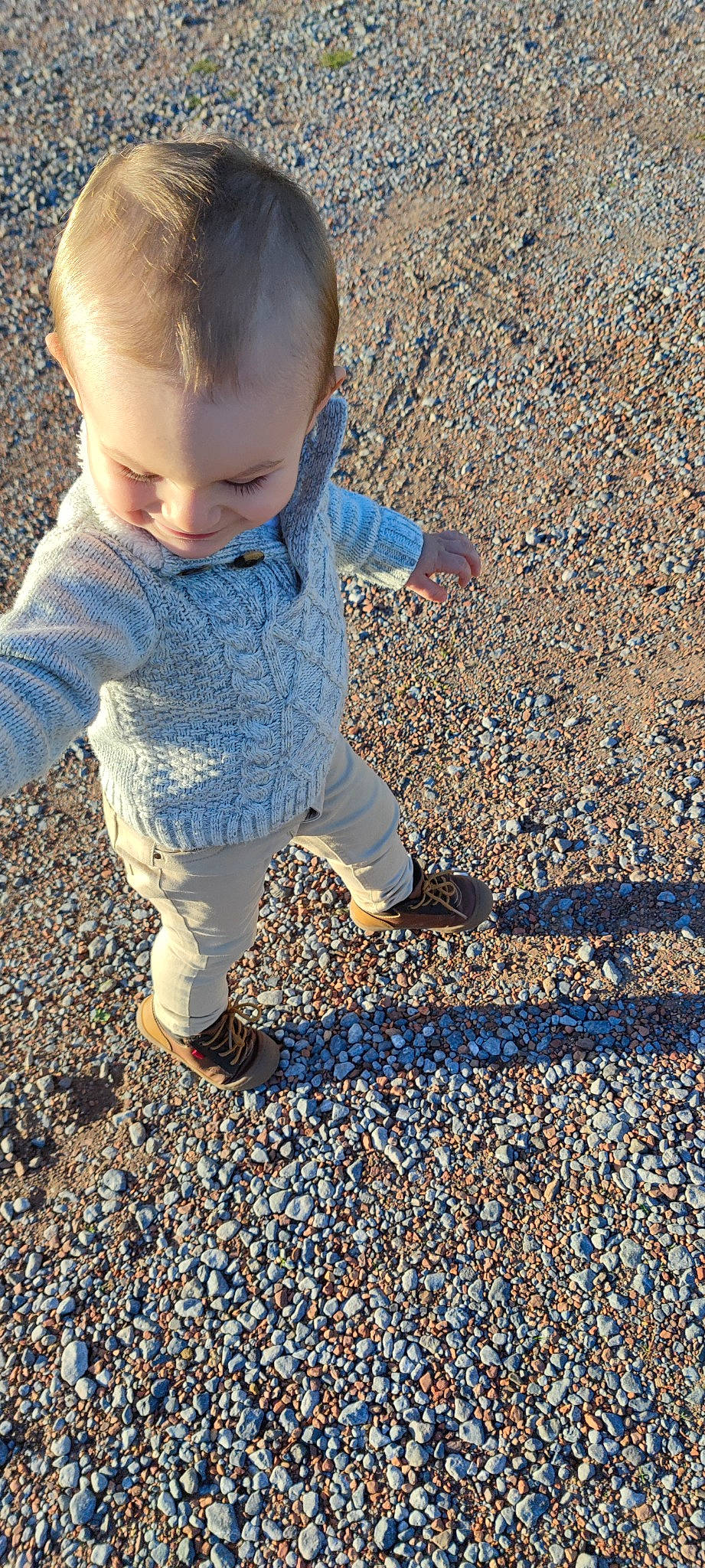 Abel a rejoint le concours — aidez-le/la à gagner de superbes lots ! baby, baby_toddler_clothing, child, deciduous, electric_blue, eye, flooring, grass, happy, pebble, people_in_nature, person, road_surface, sand, shadow, sitting, sleeve, smile, soil, tints_and_shades