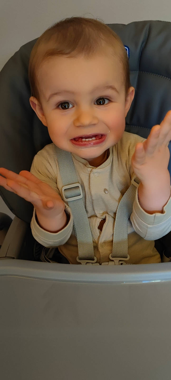 Abel participe au concours pour gagner de l'argent avec cette photo : arm, baby, baby_toddler_clothing, cheek, child, dress_shirt, eyebrow, finger, fun, gesture, hand, happy, joy, mouth, nose, person, sitting, skin, sleeve, smile