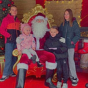 Mia a rejoint le concours — aidez-le/la à gagner de superbes lots ! child, children, santa_claus, holiday, christmas, red_carpet, golden_throne, decorations, lights, winter_clothing, smiling, festive, indoors, group_photo, family, happy, seasonal, celebration, portrait, toddler