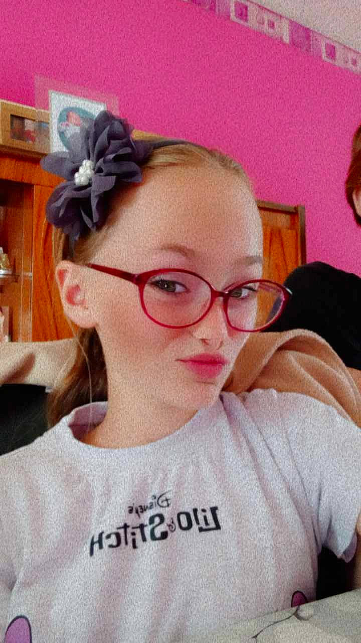 Camellia participe au concours pour gagner de l'argent avec cette photo : chin, ear, eyebrow, eyelash, eyewear, facial_expression, forehead, glasses, hair, happy, human_body, jaw, lip, mouth, neck, person, pink, plant, purple, skin