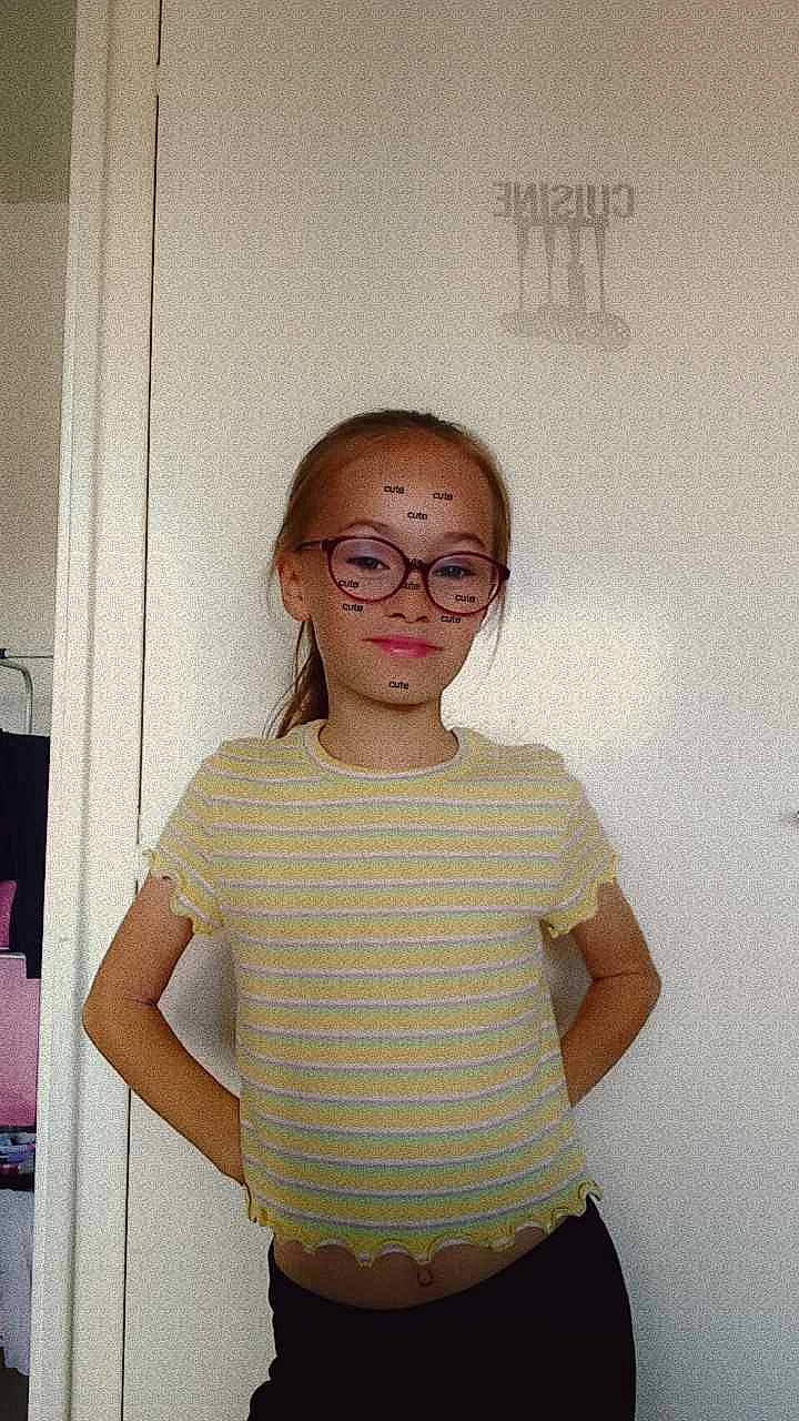 Camellia participe au concours pour gagner de l'argent avec cette photo : door, dress_shirt, elbow, eyewear, fashion_design, gesture, glasses, happy, human_body, knee, neck, pattern, person, shoulder, sleeve, smile, t_shirt, thigh, trunk, vision_care