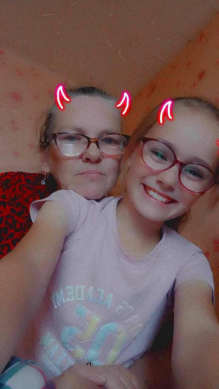 Camellia participe au concours pour gagner de l'argent avec cette photo : chin, cool, event, eye, eyewear, facial_expression, fashion, flash_photography, fun, gesture, glasses, hairstyle, happy, head, human, joy, lip, person, pink, skin