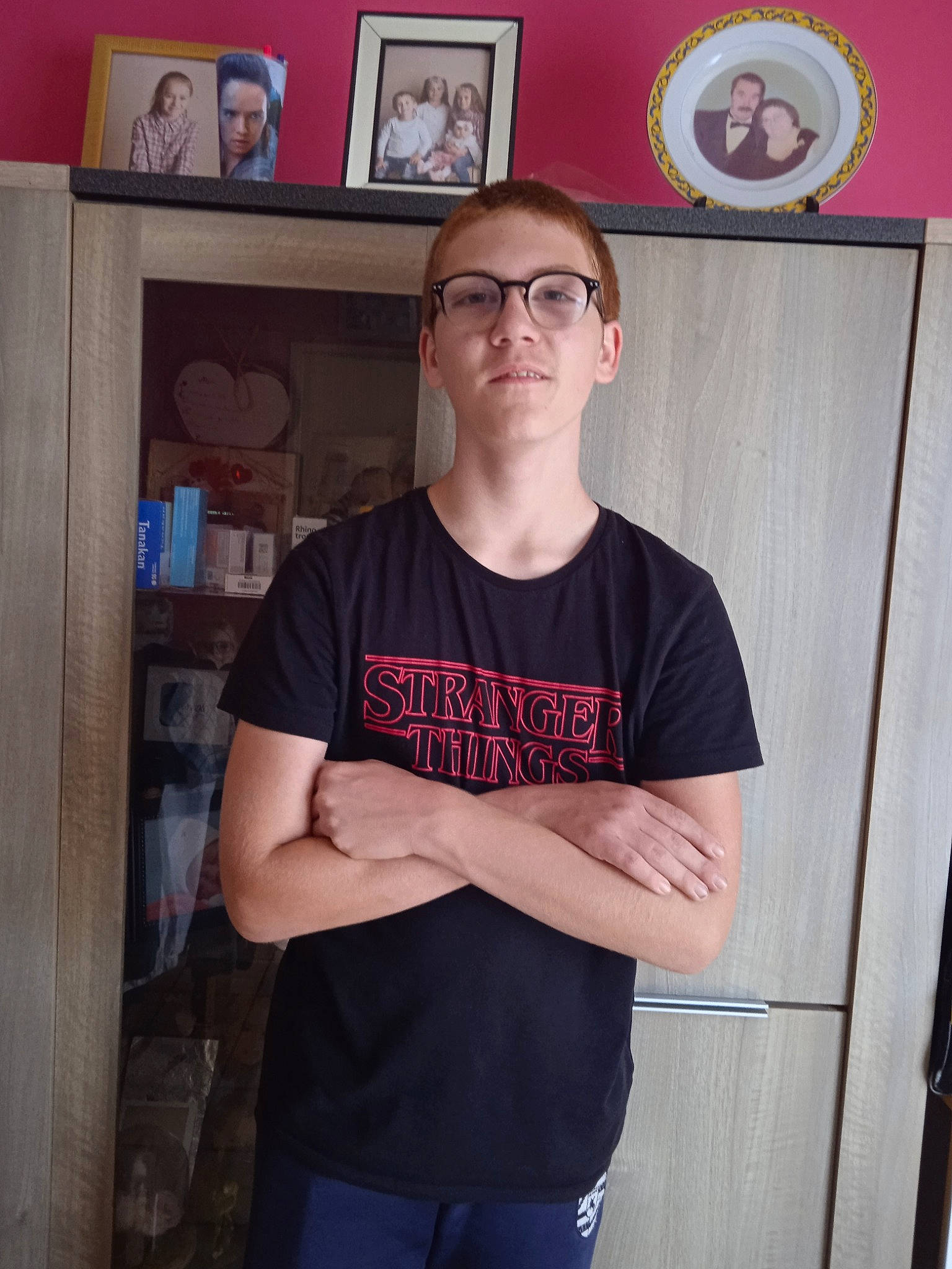 Anzo a rejoint le concours — aidez-le/la à gagner de superbes lots ! abdomen, active_shirt, bookcase, chest, electric_blue, eyewear, facial_hair, fun, glasses, joy, neck, person, picture_frame, room, shelf, shelving, sleeve, sportswear, t_shirt, trunk