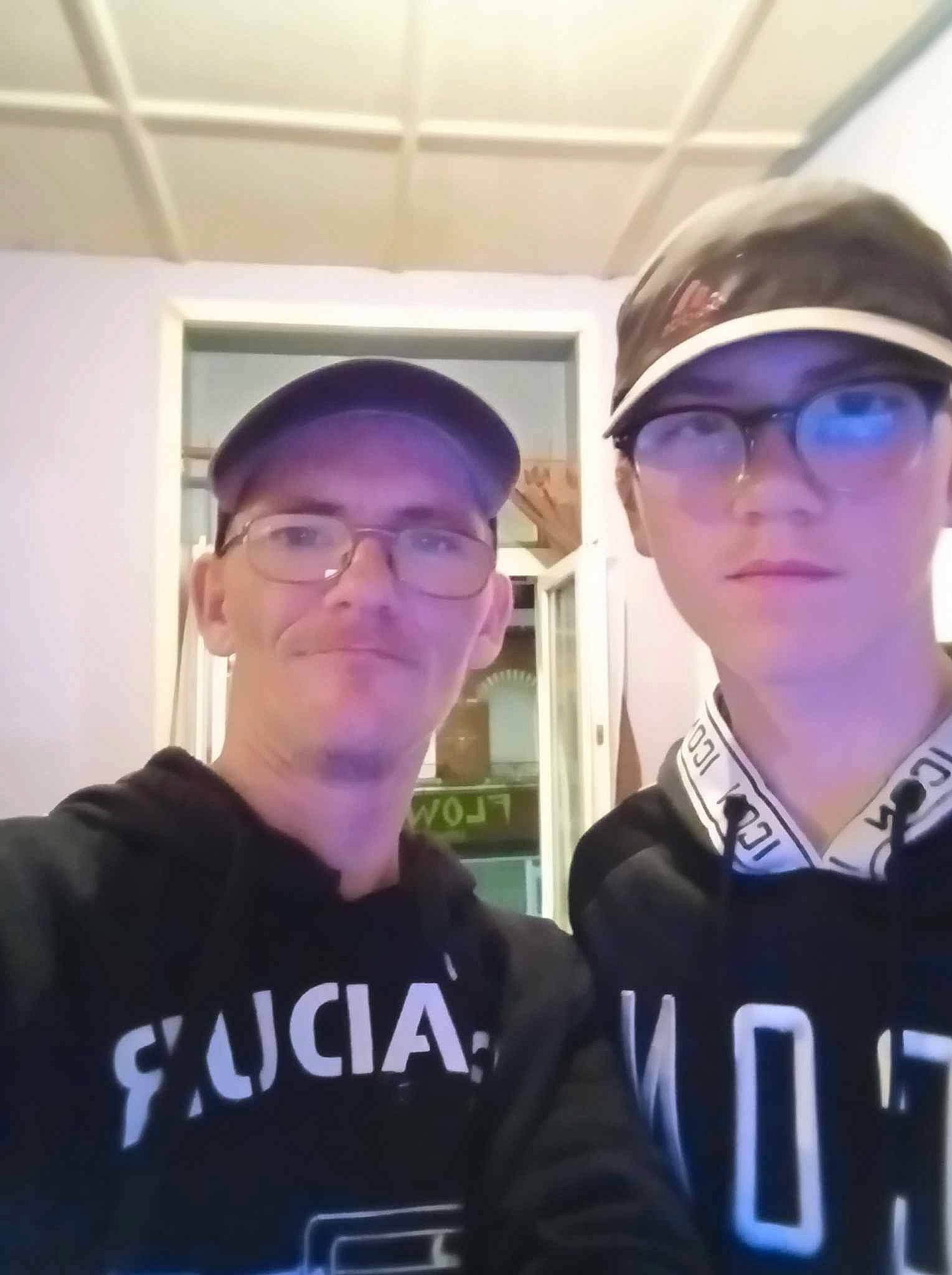 Anzo a rejoint le concours — aidez-le/la à gagner de superbes lots ! baseball_cap, cap, cool, electric_blue, eyewear, fun, gesture, glasses, hat, headgear, headwear, jersey, joy, official, person, personal_protective_equipment, selfie, sleeve, sports_uniform, sportswear