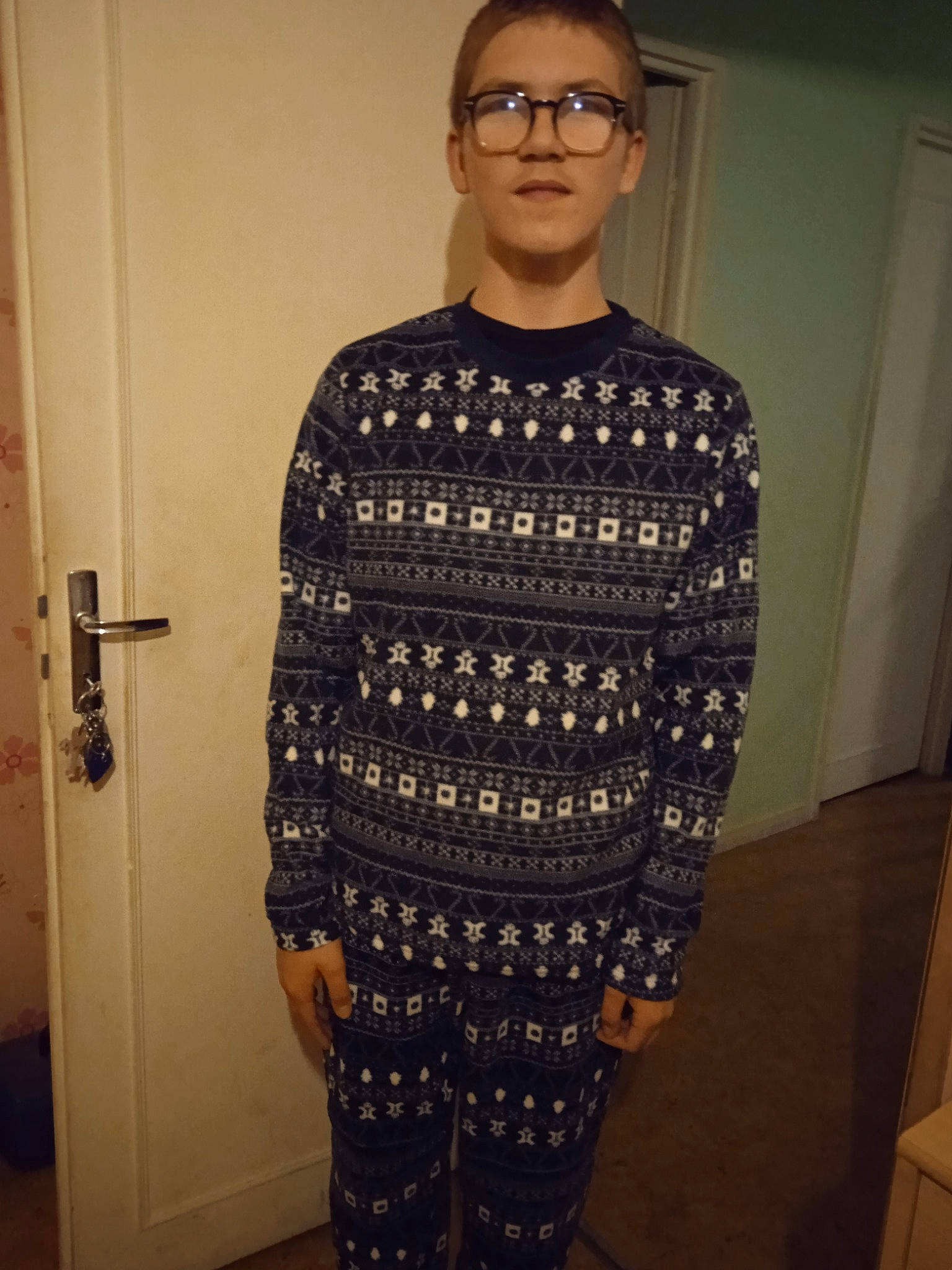 Anzo participe au concours pour gagner de l'argent avec cette photo : art, costume, door, event, eyewear, fashion_design, formal_wear, glasses, military_camouflage, pattern, person, personal_protective_equipment, room, sleeve, t_shirt, top, uniform, vintage_clothing, vision_care, visual_arts