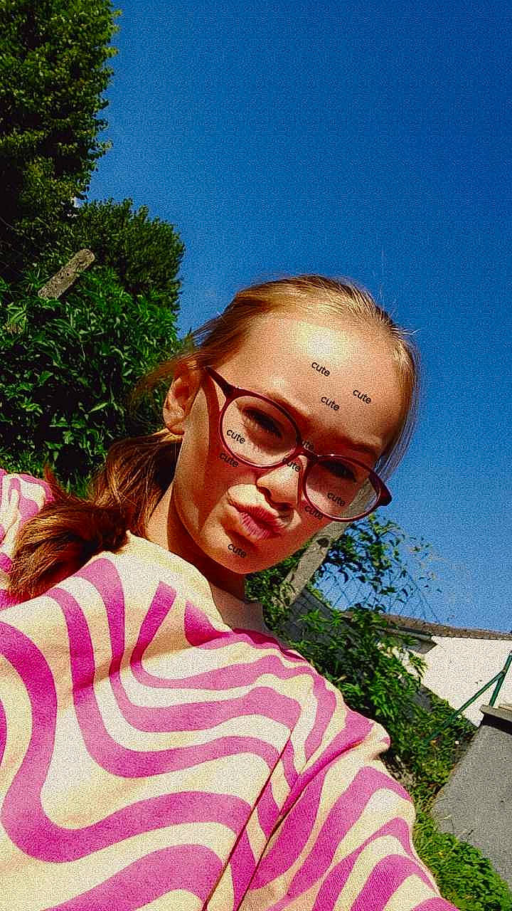 Camellia a rejoint le concours — aidez-le/la à gagner de superbes lots ! cool, eyewear, fun, glasses, grass, happy, leisure, magenta, people_in_nature, person, portrait_photography, recreation, sitting, sky, tourism, travel, tree, vacation, vision_care