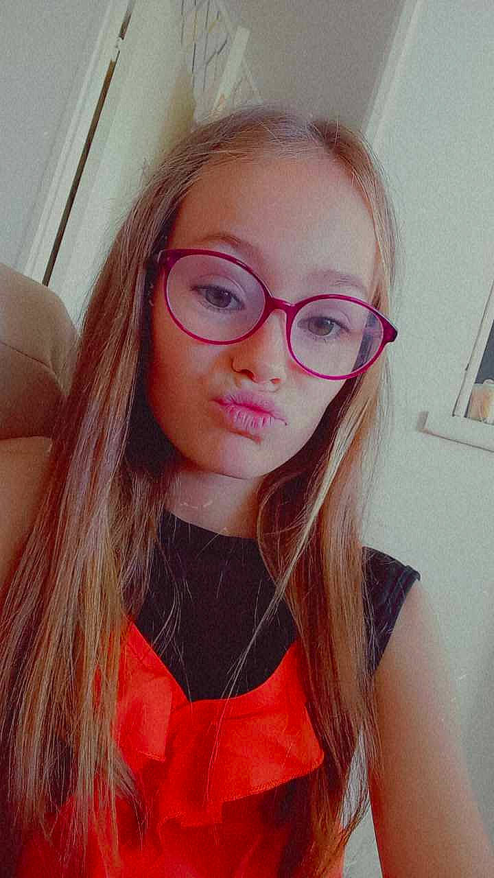 Camellia a rejoint le concours — aidez-le/la à gagner de superbes lots ! bangs, black_hair, clothing, ear, eye_glass_accessory, eyelash, eyewear, glasses, goggles, happy, jaw, layered_hair, lip, lipstick, long_hair, mouth, person, personal_protective_equipment, selfie, sunglasses