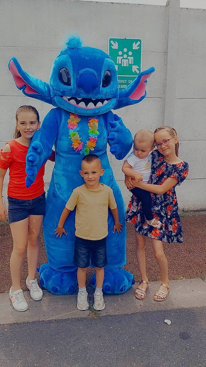 Kethan participe au concours pour gagner de l'argent avec cette photo : azure, blue, child, clothing, electric_blue, event, footwear, fun, happy, joy, leisure, organ, person, pink, recreation, shoe, shorts, sneakers, standing, summer