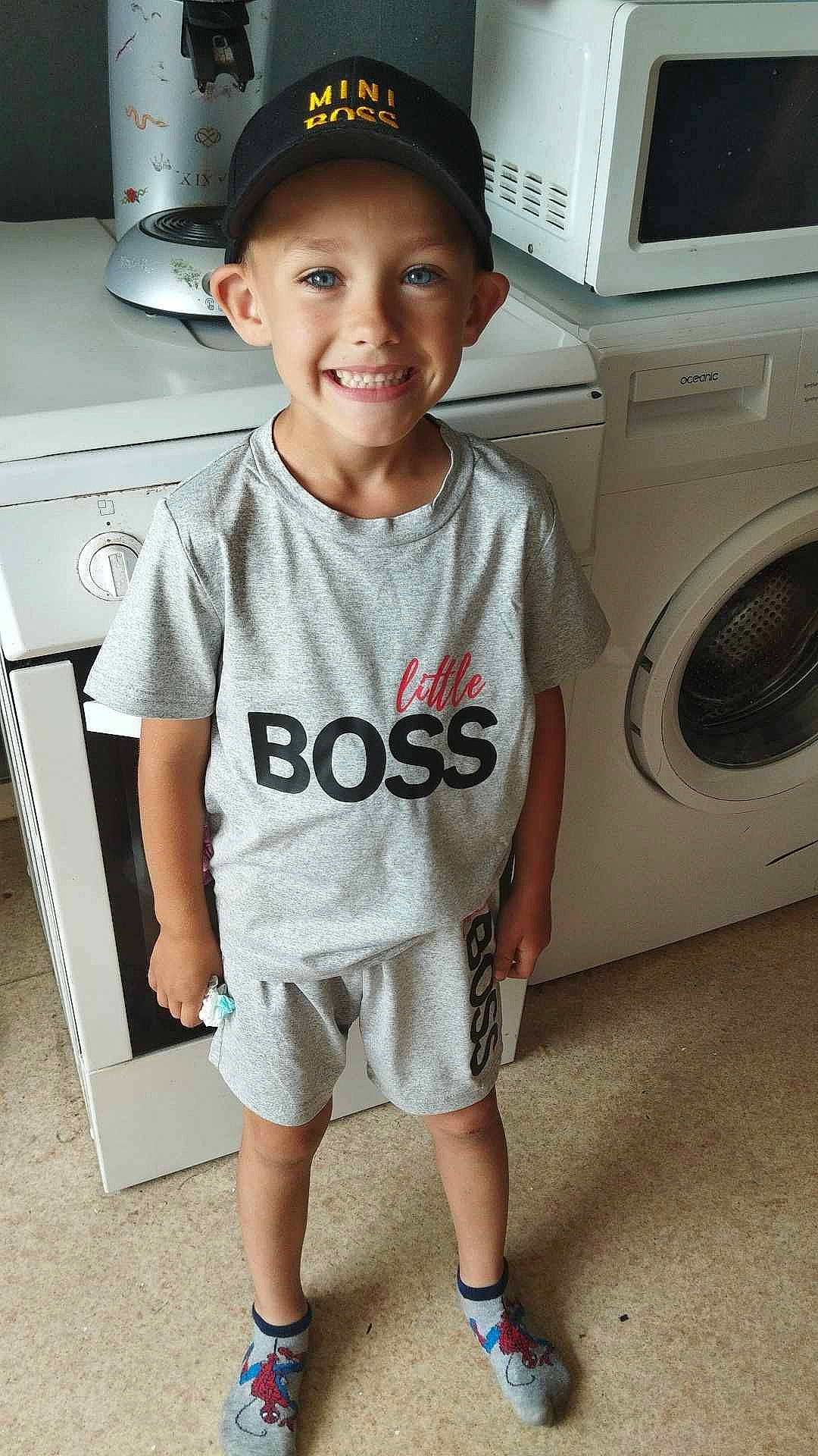 Kethan a rejoint le concours — aidez-le/la à gagner de superbes lots ! baseball_cap, cap, child, clothes_dryer, cool, fashion_accessory, happy, hat, headwear, home_appliance, joint, joy, laundry, laundry_room, major_appliance, person, shorts, sleeve, smile, t_shirt