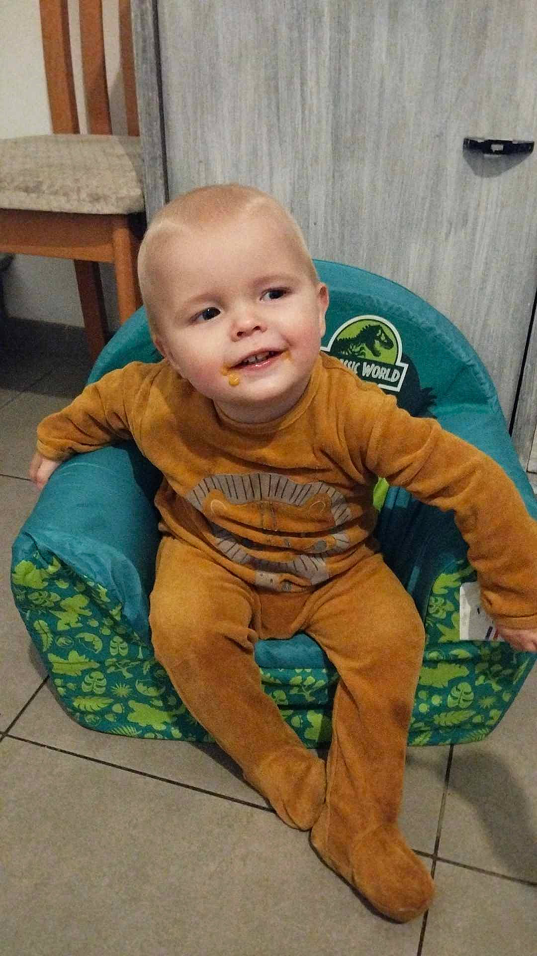 Sylvain Junior a rejoint le concours — aidez-le/la à gagner de superbes lots ! baby, baby_toddler_clothing, cheek, child, chin, eye, face, floor, flooring, fun, grass, hardwood, nose, person, sitting, skin, sleeve, smile, t_shirt, toddler