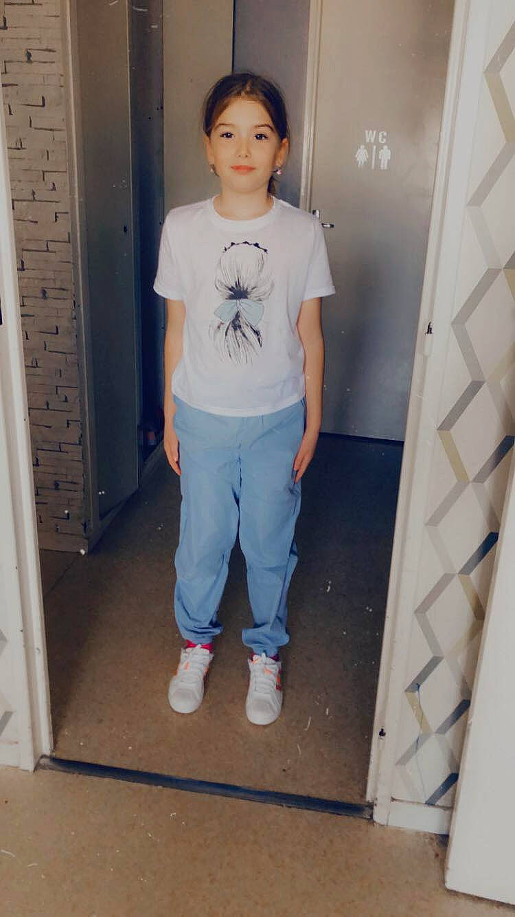 Julia participe au concours pour gagner de l'argent avec cette photo : child, denim, door, electric_blue, fashion_design, flooring, formal_wear, home_door, joy, magenta, pattern, person, room, shorts, sleeve, sportswear, standing, t_shirt, thigh, top