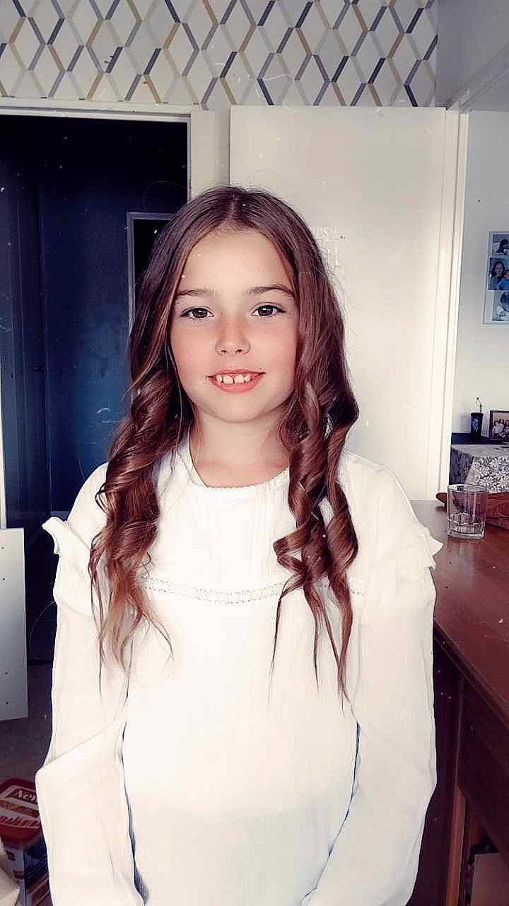 Julia participe au concours pour gagner de l'argent avec cette photo : black_hair, brown_hair, event, eye, eyebrow, eyelash, fashion_design, flash_photography, flooring, formal_wear, happy, iris, joy, layered_hair, lip, long_hair, makeover, neck, person, skin