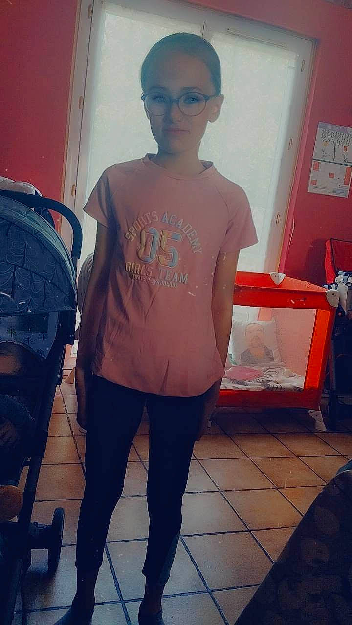 Julia a rejoint le concours — aidez-le/la à gagner de superbes lots ! beard, chest, cool, elbow, electric_blue, eyewear, fashion, fashion_design, glasses, human_leg, knee, person, shoulder, sleeve, sportswear, standing, sunglasses, thigh, trunk, vision_care