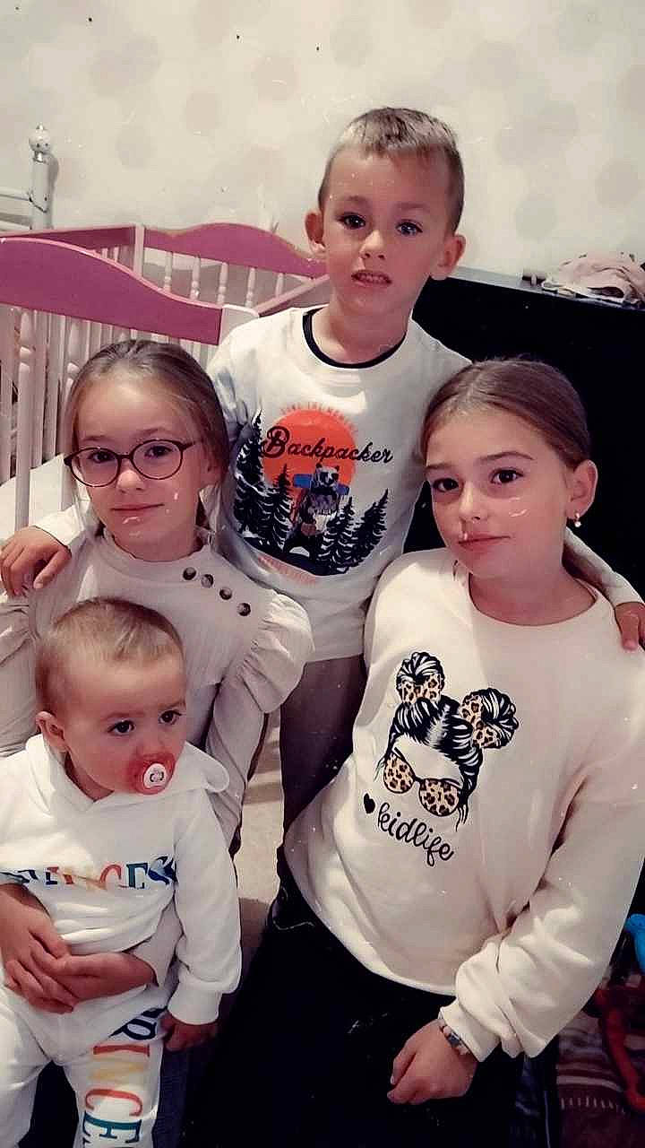 Julia participe au concours pour gagner de l'argent avec cette photo : child, cool, event, eye, face, facial_expression, fun, happy, head, interaction, mammal, person, shoulder, sitting, skin, sleeve, standing, t_shirt, team, toddler