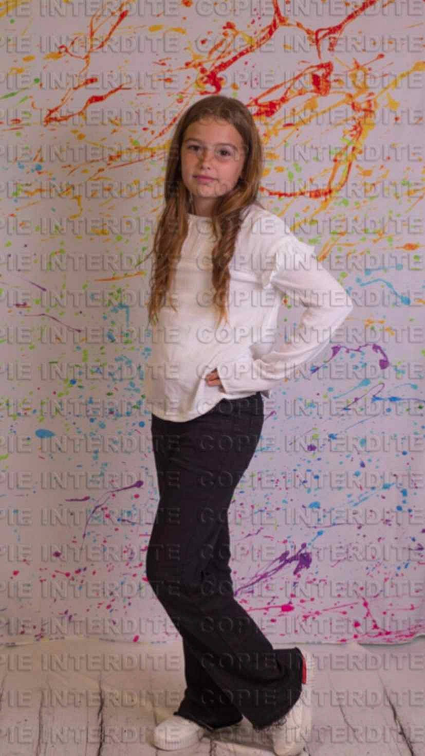 Julia a rejoint le concours — aidez-le/la à gagner de superbes lots ! beauty, brown_hair, denim, electric_blue, fashion_design, fun, hairstyle, handwriting, happy, high_heels, human, knee, pattern, people, person, sleeve, standing, textile, thigh, waist